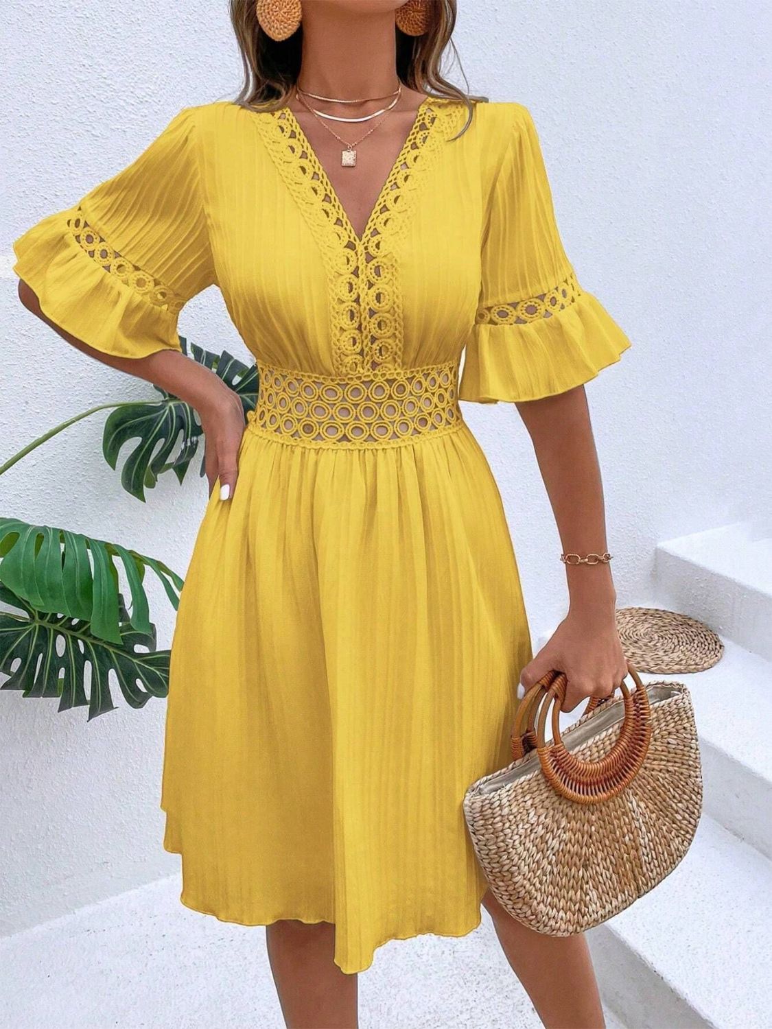 Vestido mini con escote en V y mangas con volantes
