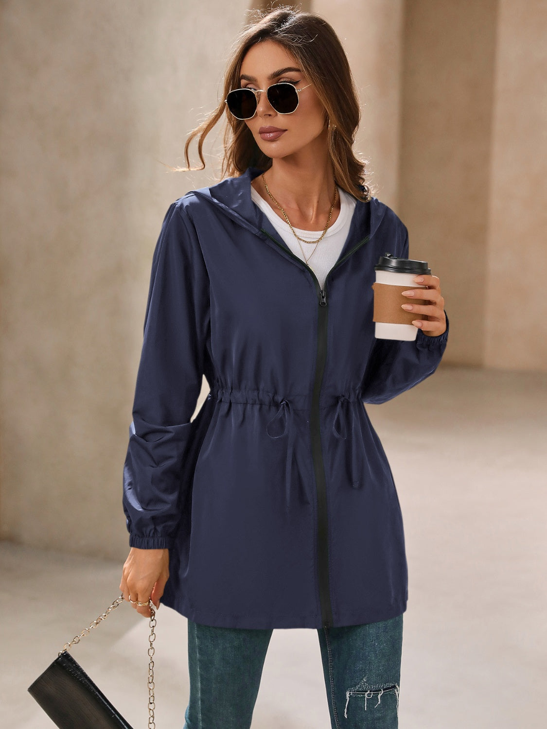 Cortavientos con capucha y manga larga impermeable para exteriores de Ivy Lane