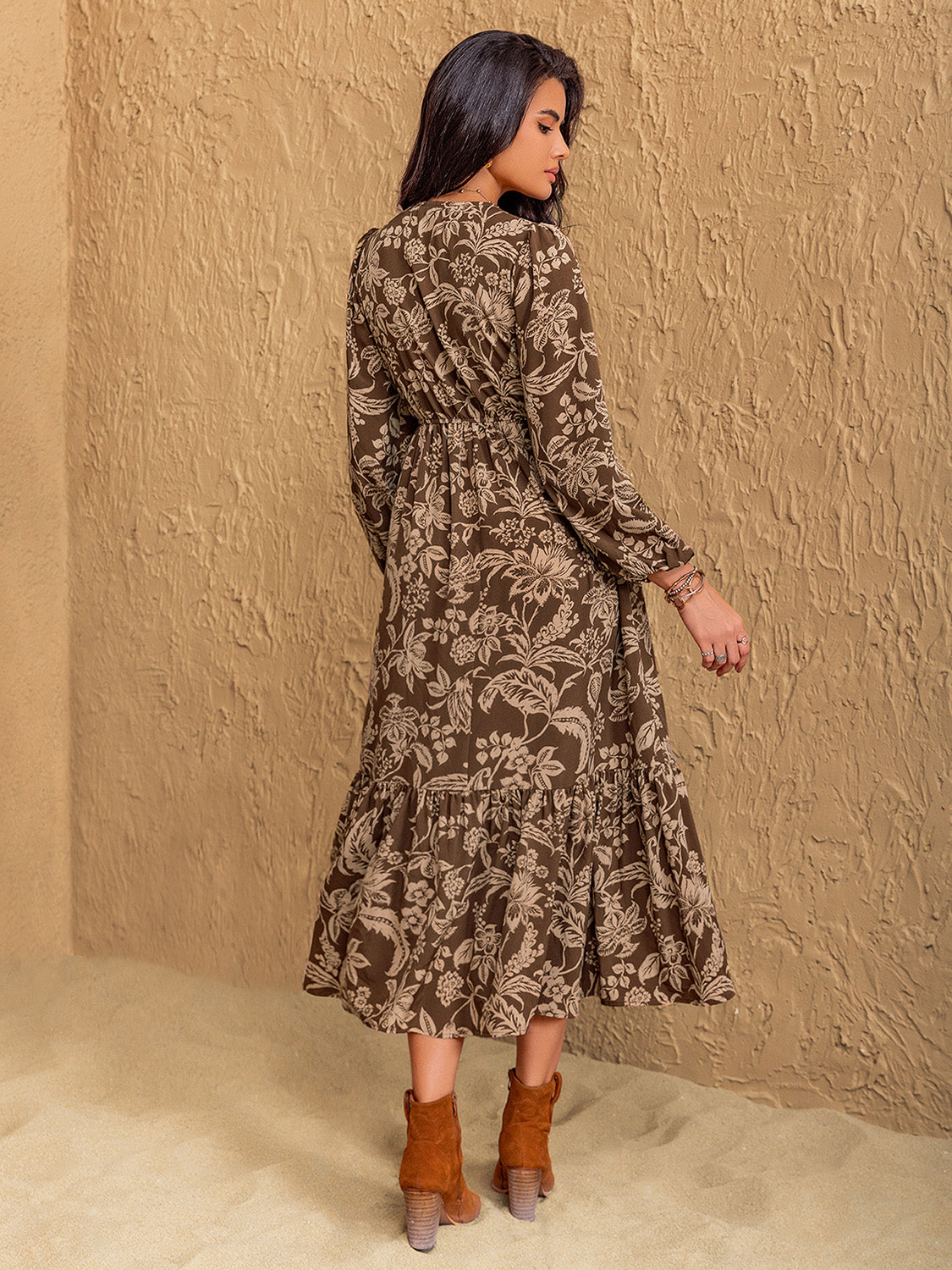 Vestido midi de manga larga con escote en V y estampado fruncido