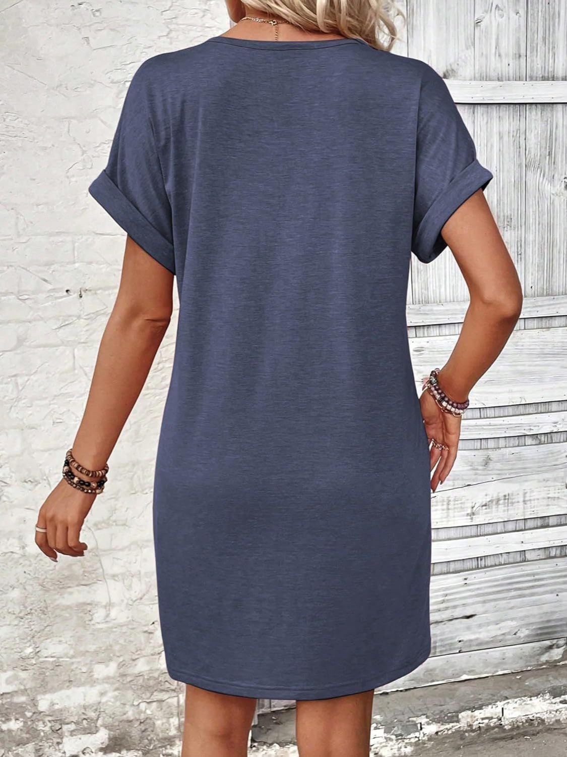 Vestido de manga corta con escote en V y botones de un cuarto