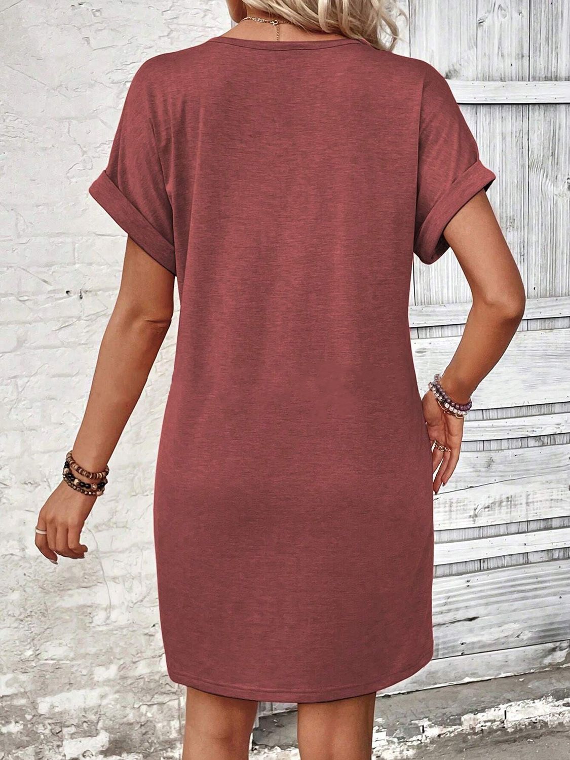Vestido de manga corta con escote en V y botones de un cuarto