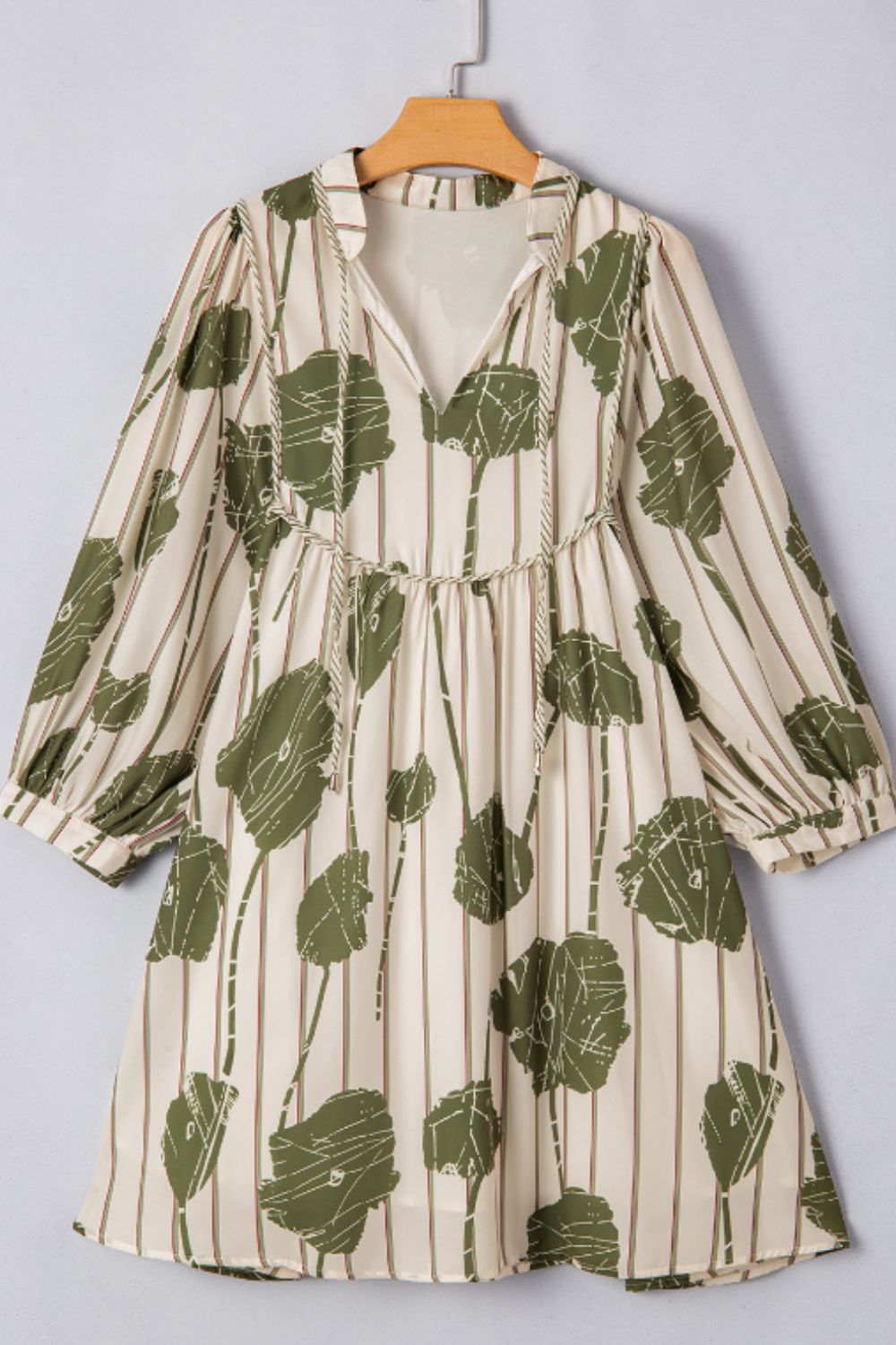 Vestido corto estampado con cuello anudado y mangas tres cuartos