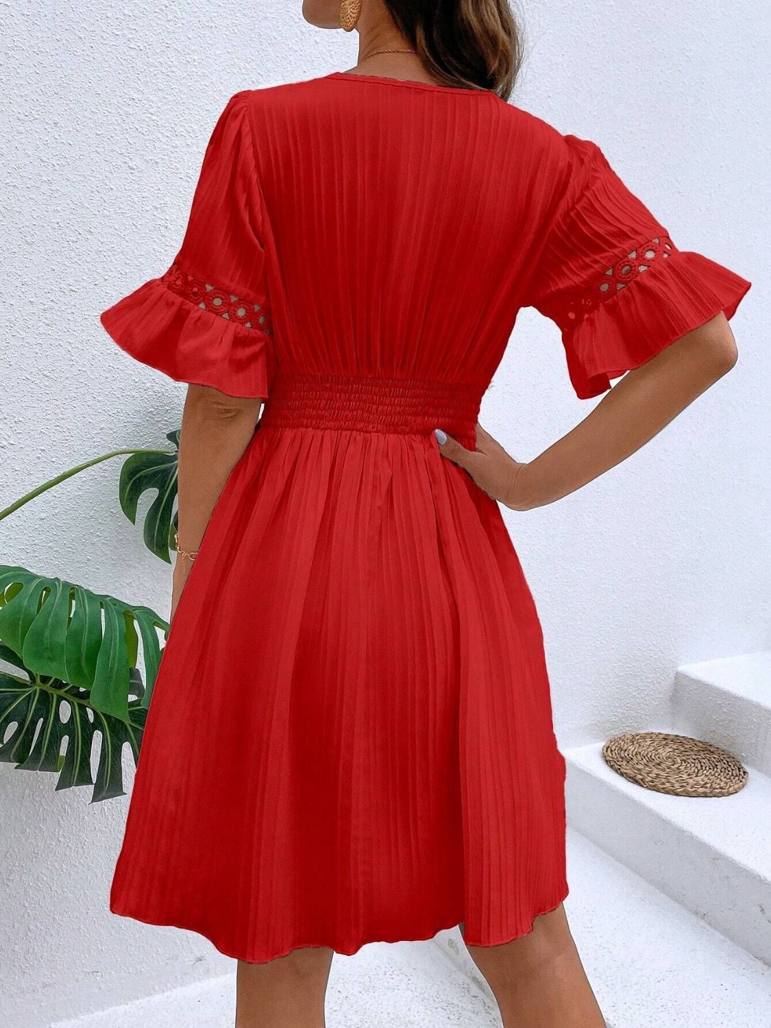 Vestido mini con escote en V y mangas con volantes