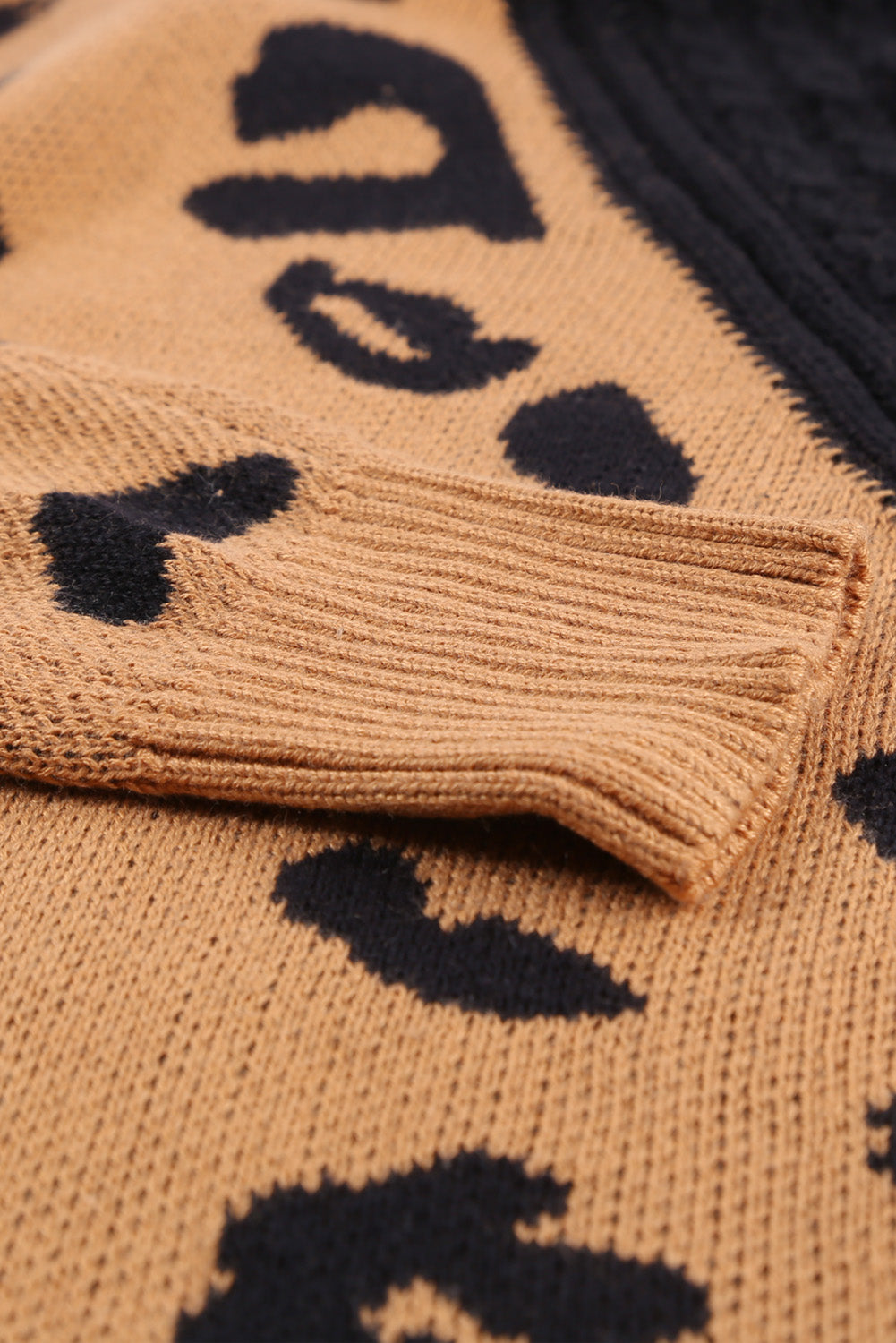 Suéter de cuello alto con estampado de leopardo