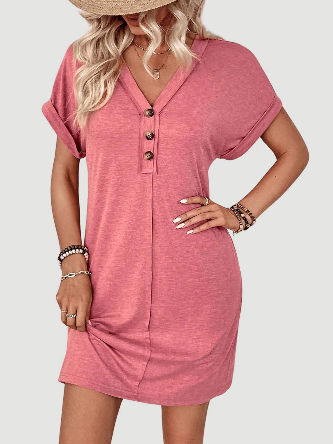 Vestido de manga corta con escote en V y botones de un cuarto