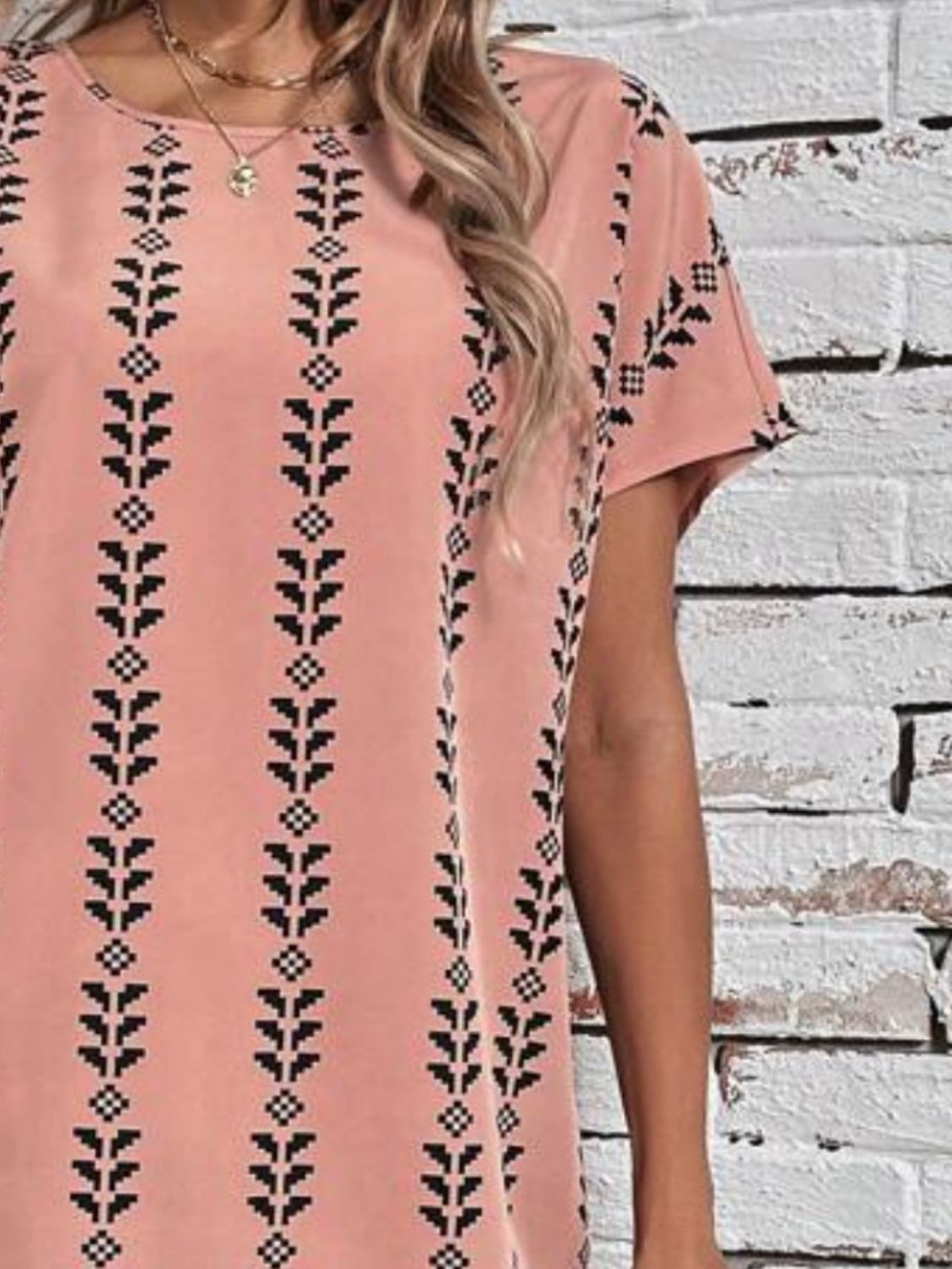 Vestido estampado de cuello redondo y manga corta