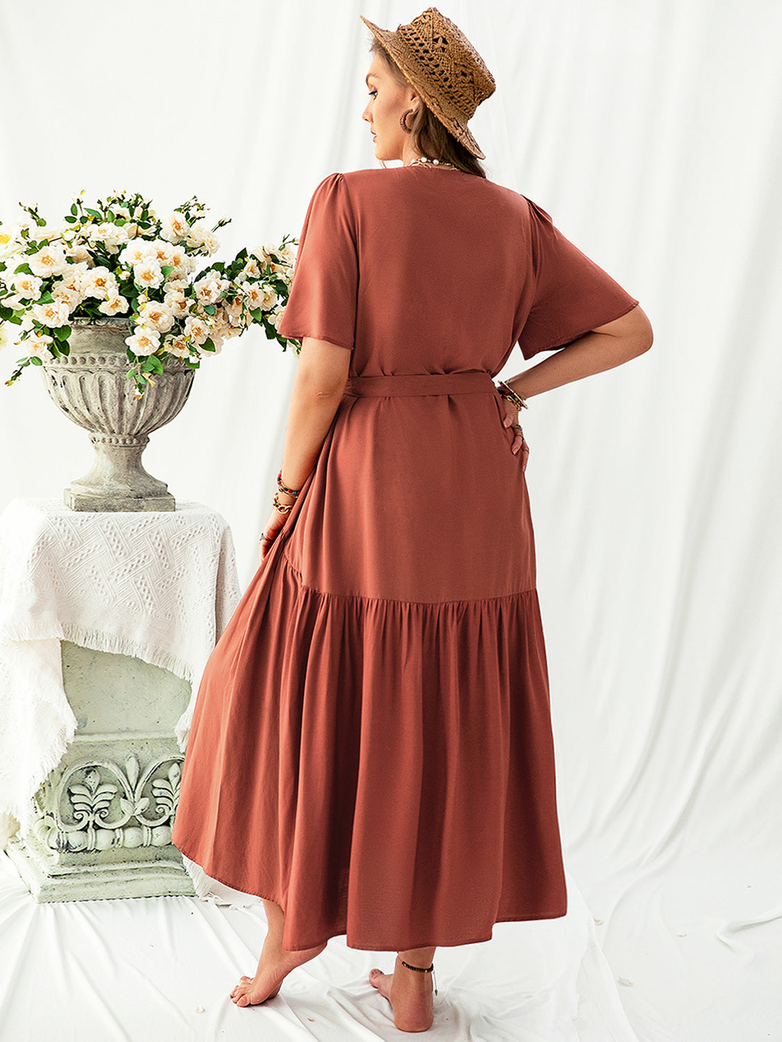 Vestido midi de talla grande con escote en V y mangas abullonadas