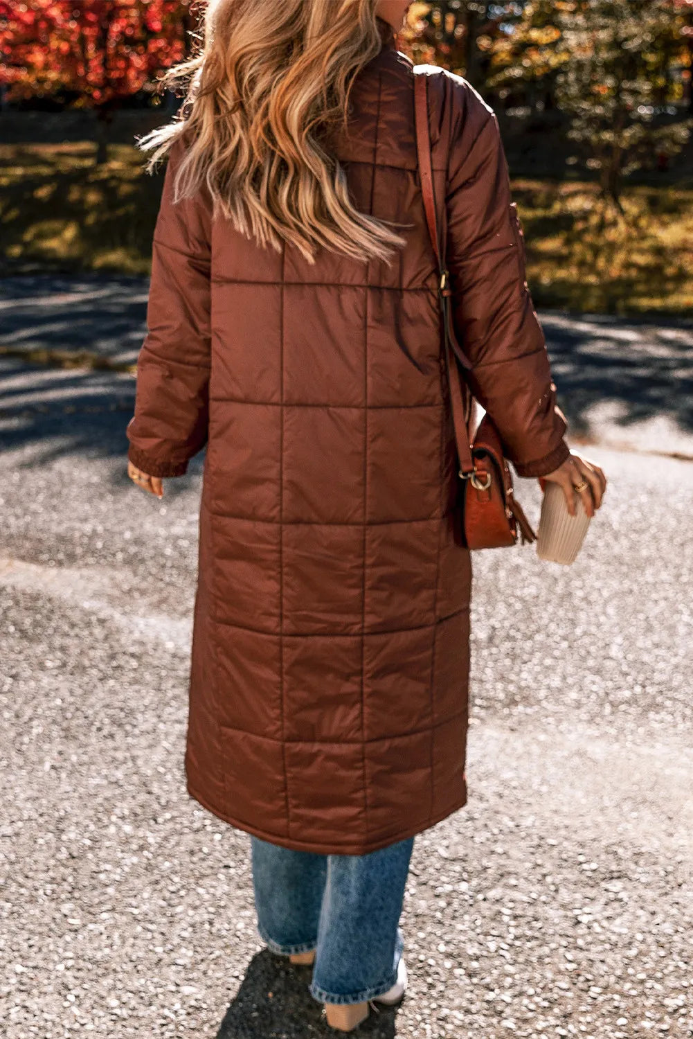 Abrigo de invierno largo de manga larga con textura de burbujas y bolsillos