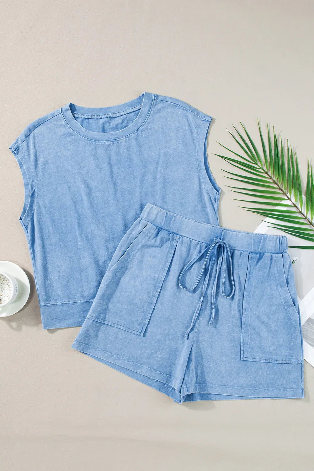 Conjunto de camiseta y pantalones cortos de manga corta con cuello redondo