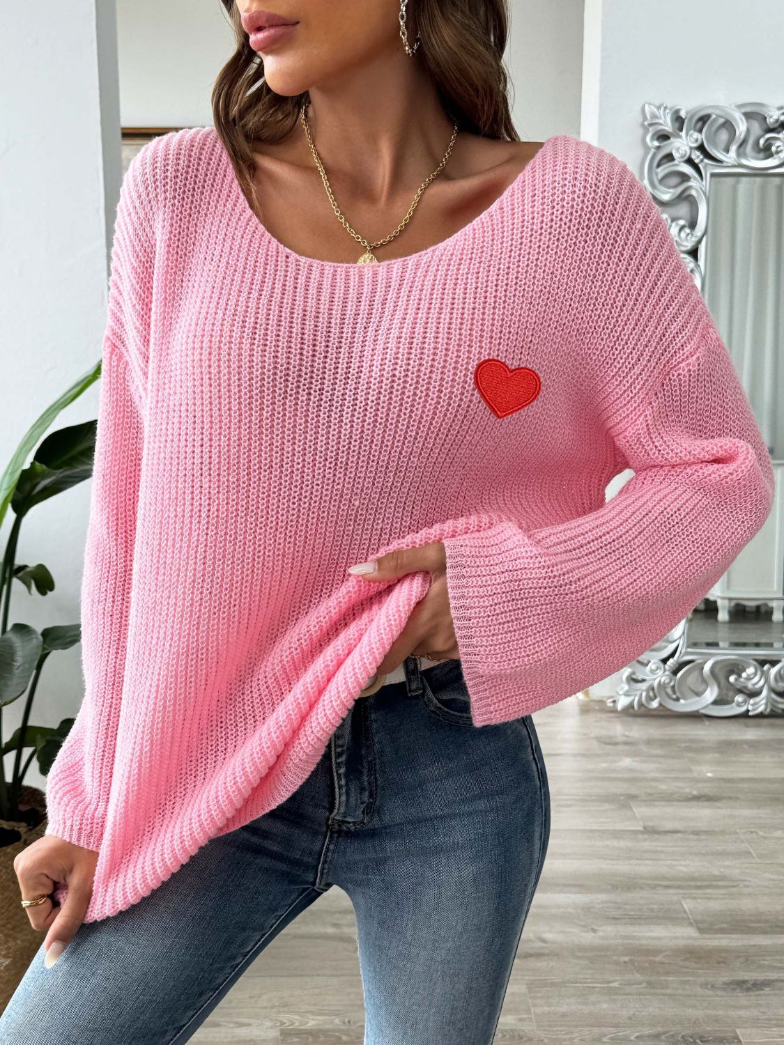 Suéter con cuello barco y hombros caídos en forma de corazón