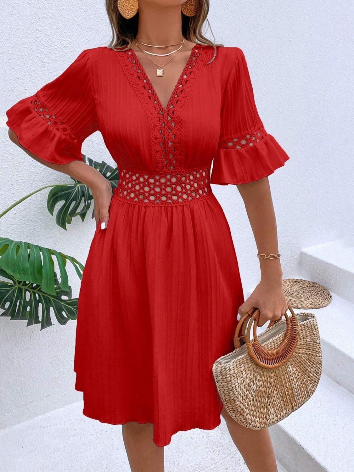 Vestido mini con escote en V y mangas con volantes