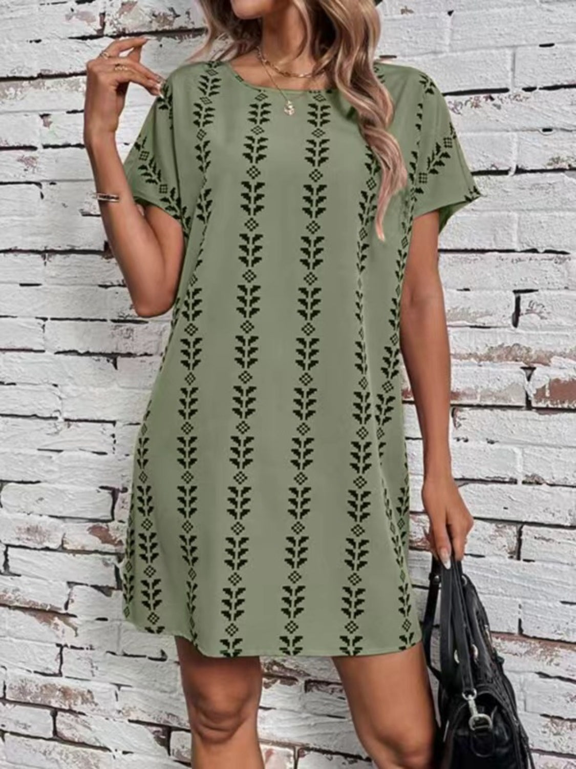 Vestido estampado de cuello redondo y manga corta