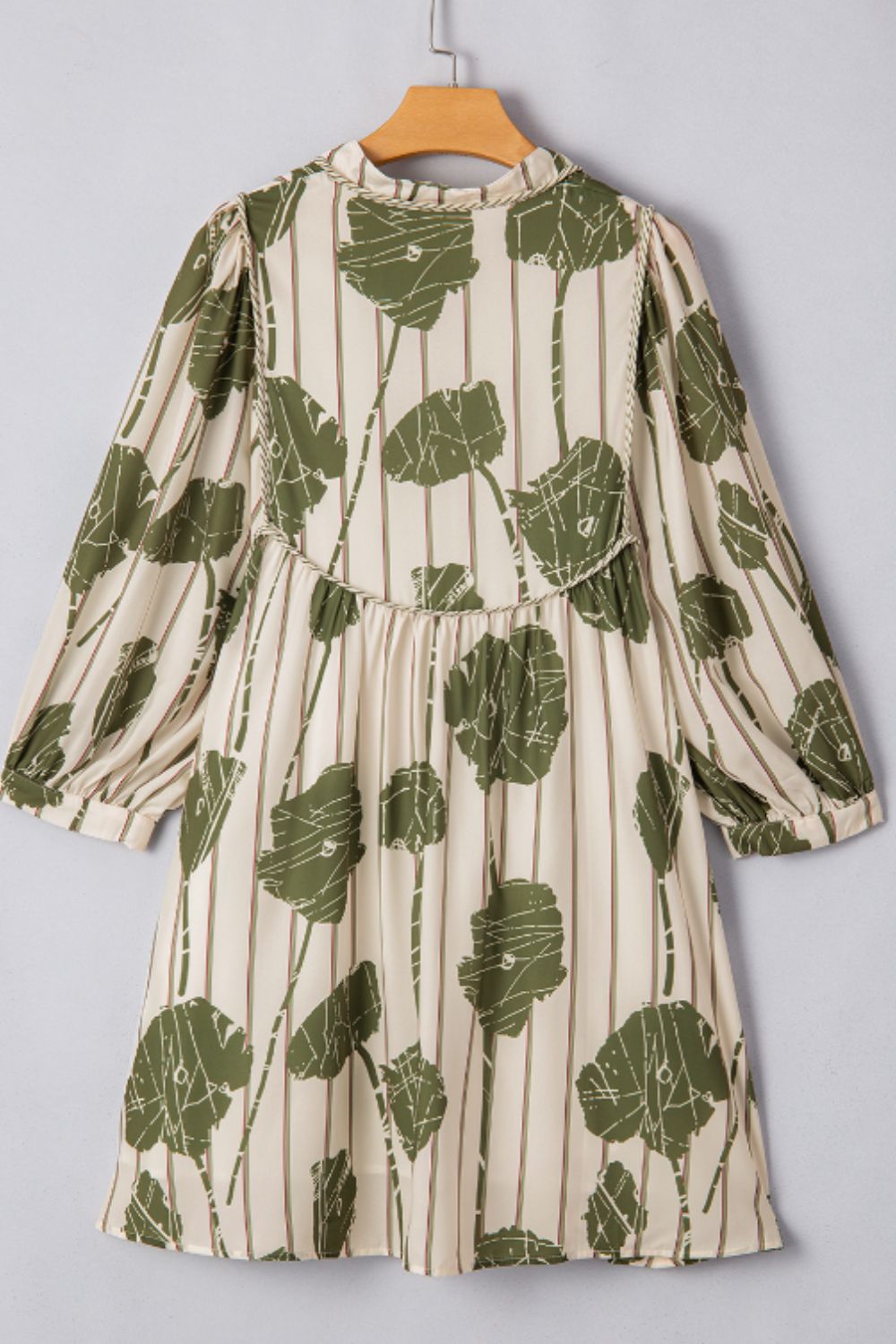 Vestido corto estampado con cuello anudado y mangas tres cuartos