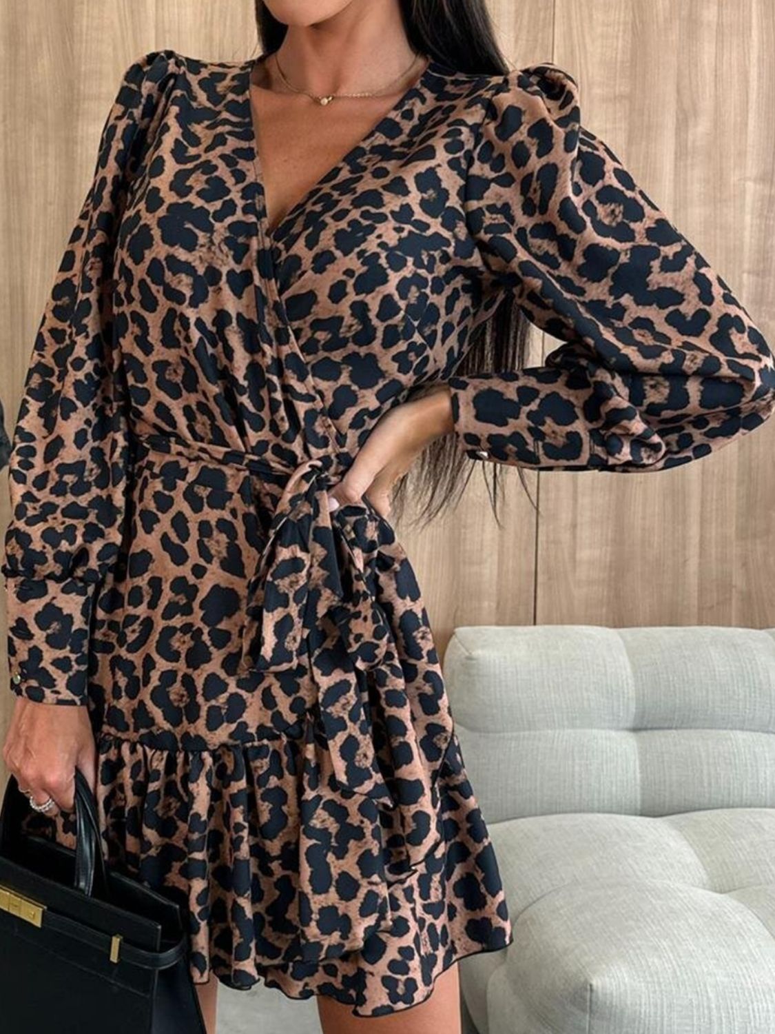 Vestido cruzado de manga larga con estampado de leopardo anudado