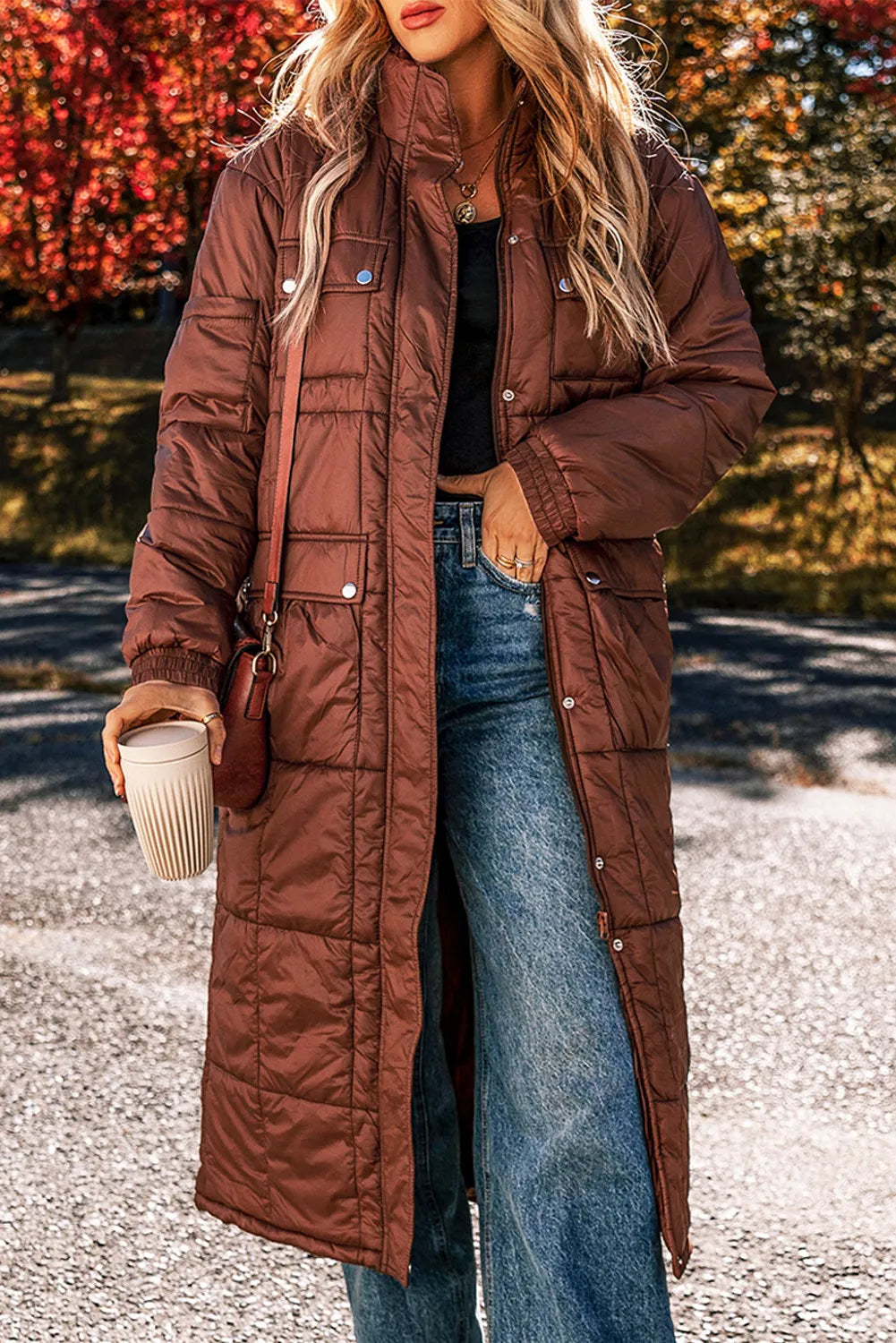 Abrigo de invierno largo de manga larga con textura de burbujas y bolsillos