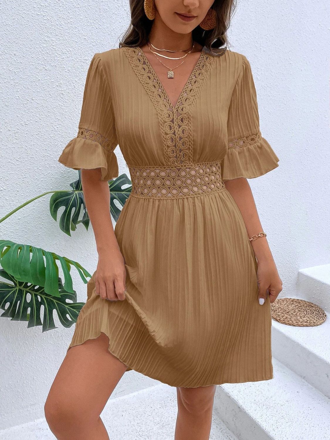Vestido mini con escote en V y mangas con volantes