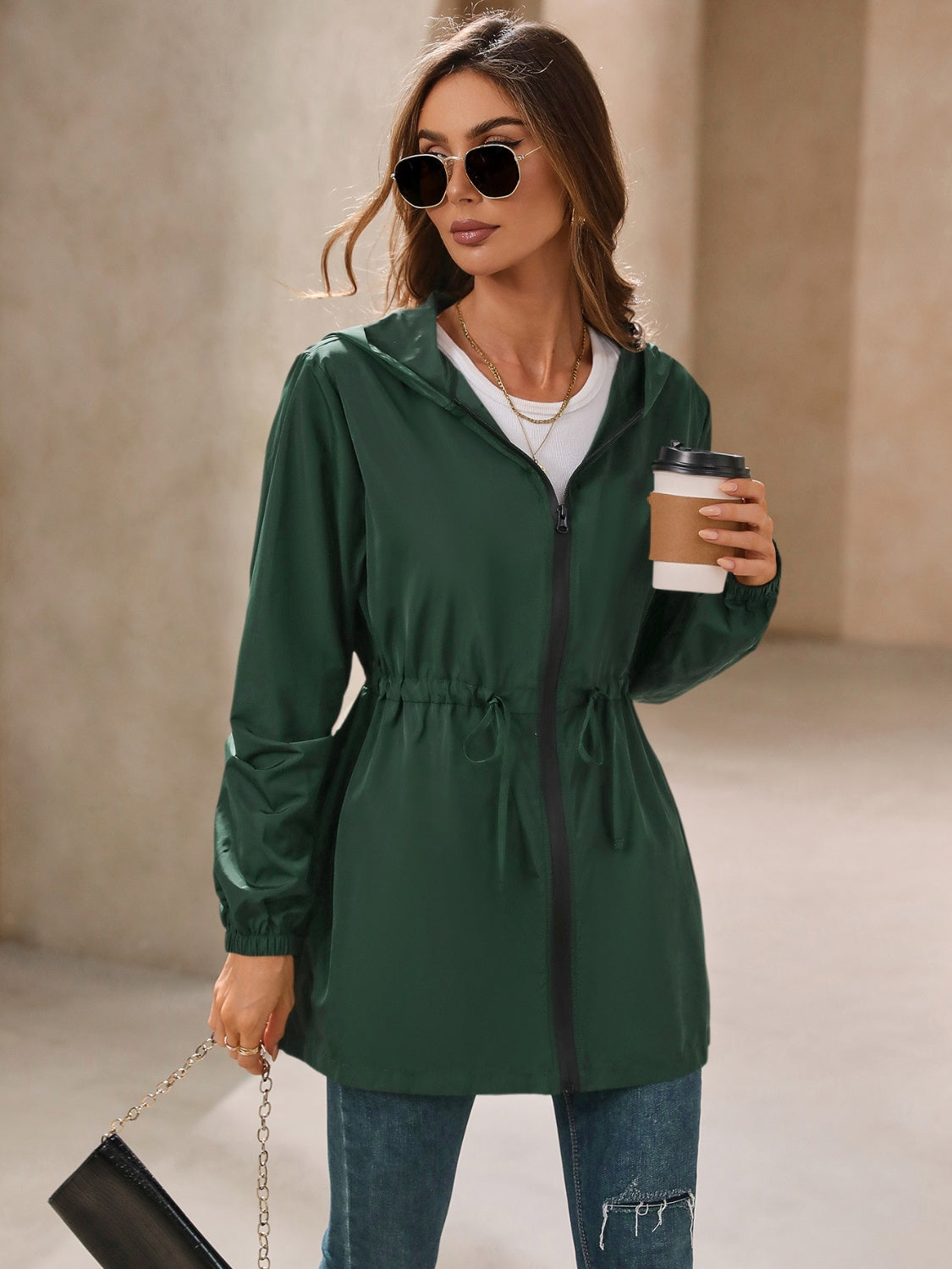 Cortavientos con capucha y manga larga impermeable para exteriores de Ivy Lane