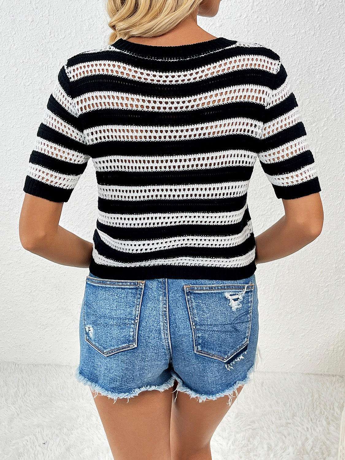 Top de punto de manga corta con cuello redondo y rayas caladas