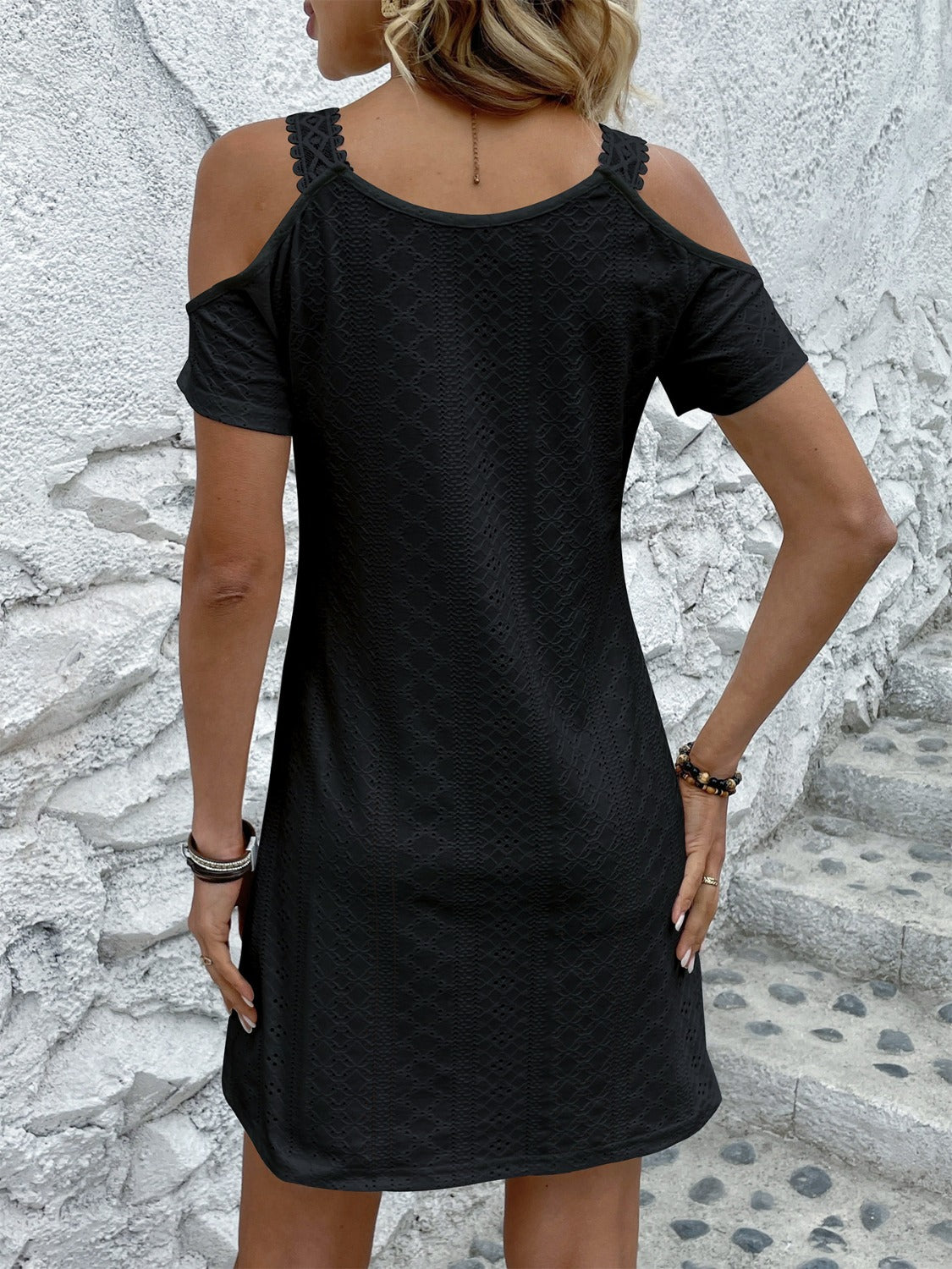 Vestido mini con escote en V y hombros descubiertos con ojales