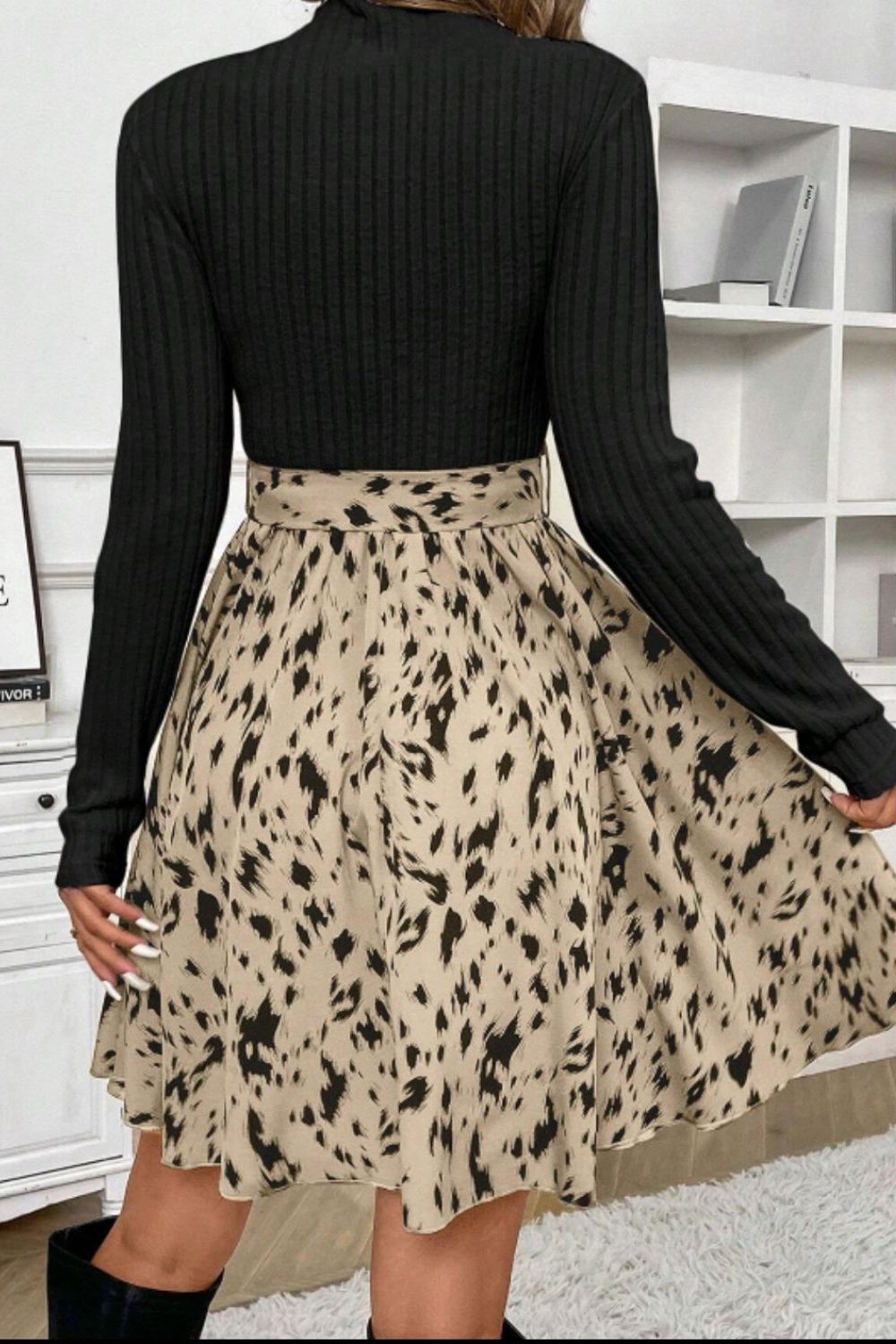 Vestido de manga larga con cuello alto, cintura con lazo y estampado
