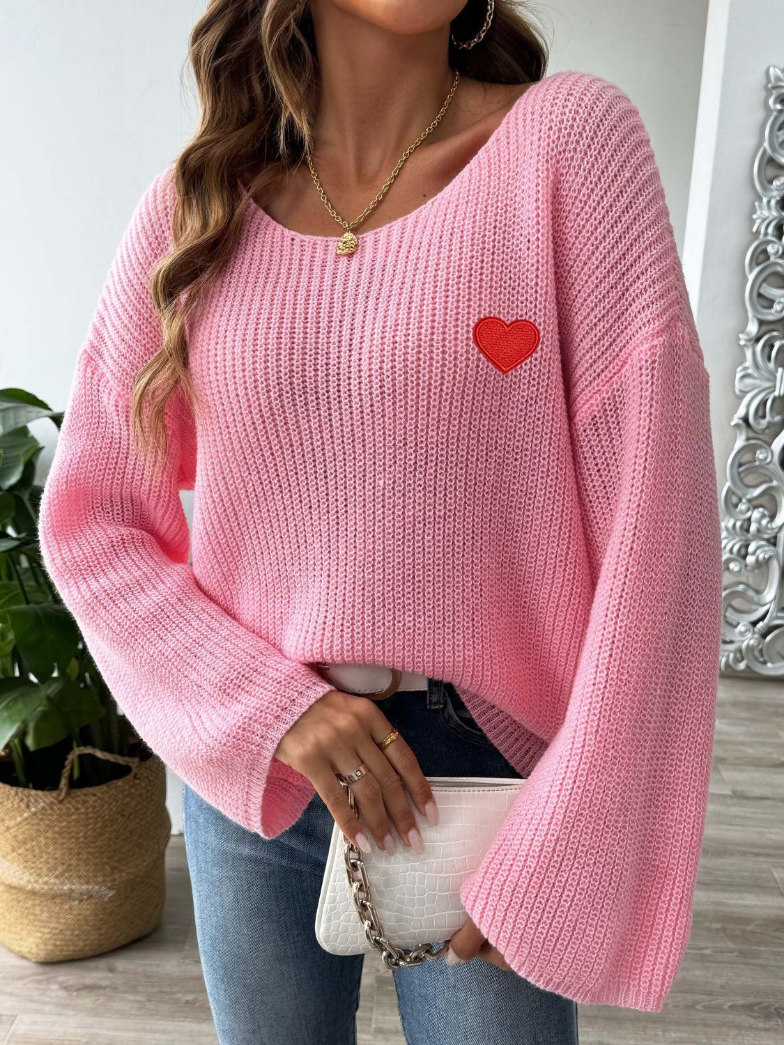 Suéter con cuello barco y hombros caídos en forma de corazón