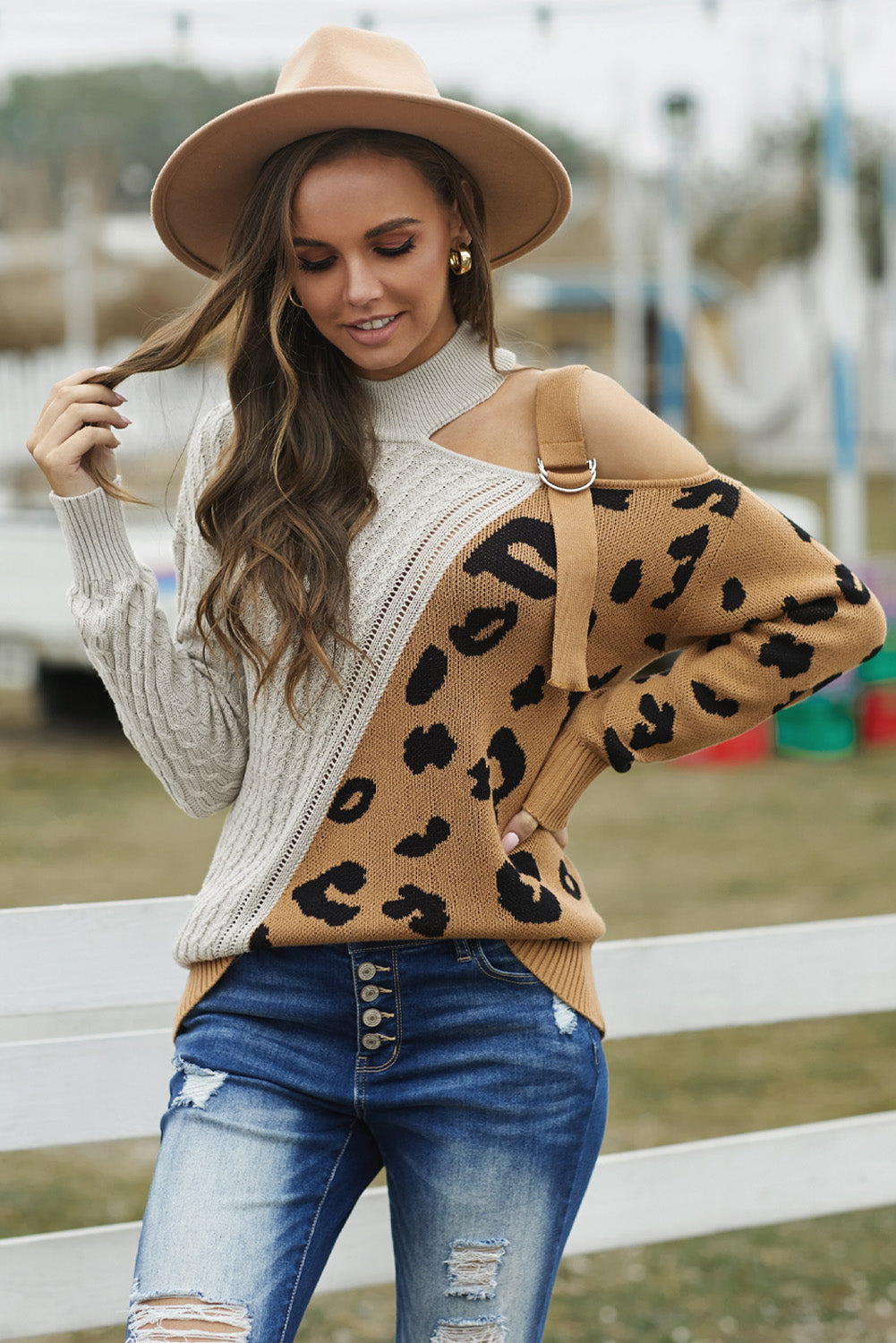 Suéter de cuello alto con estampado de leopardo