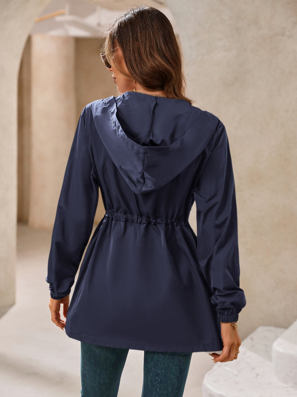 Cortavientos con capucha y manga larga impermeable para exteriores de Ivy Lane