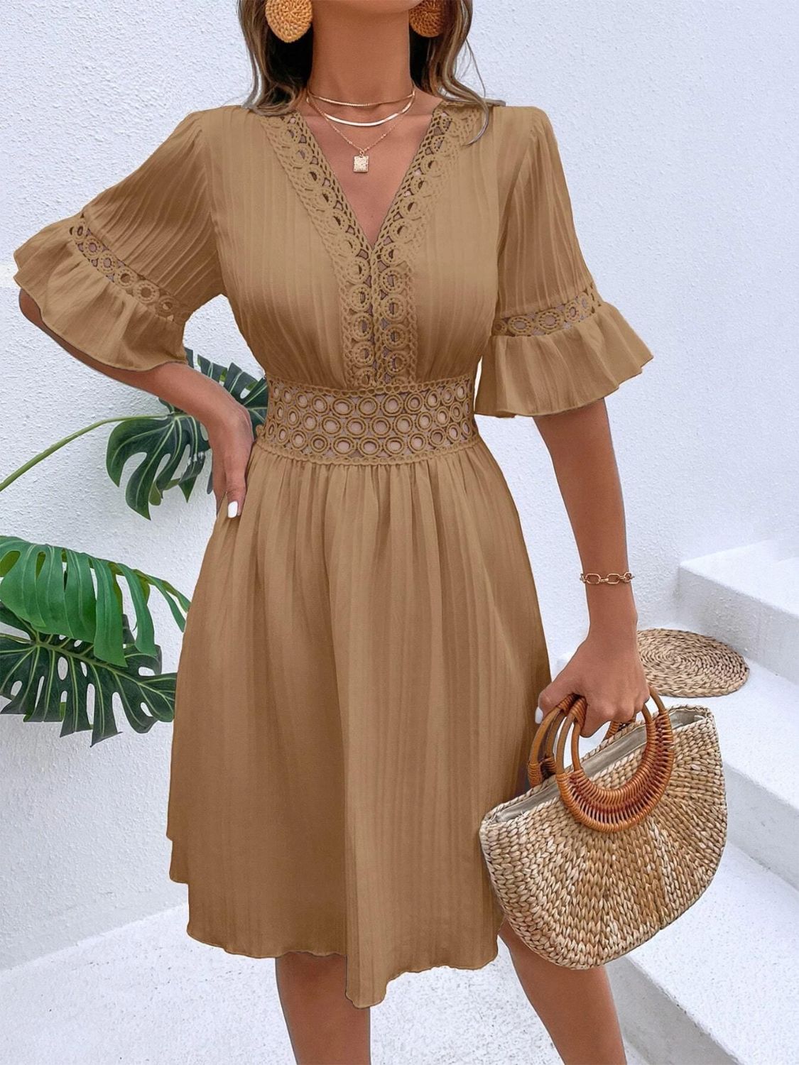 Vestido mini con escote en V y mangas con volantes