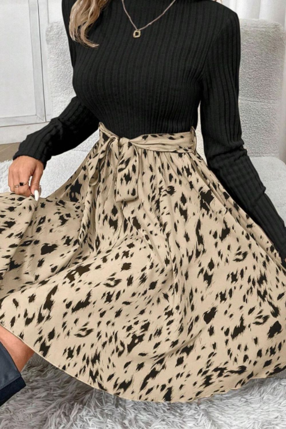 Vestido de manga larga con cuello alto, cintura con lazo y estampado