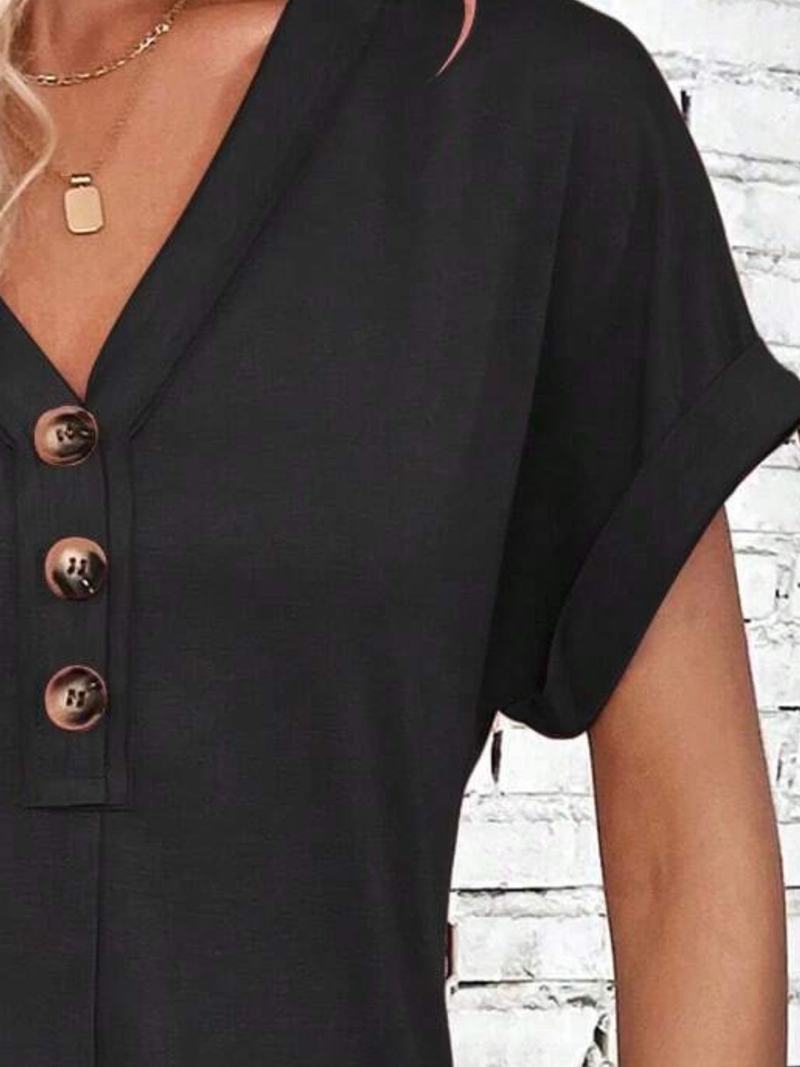 Vestido de manga corta con escote en V y botones de un cuarto