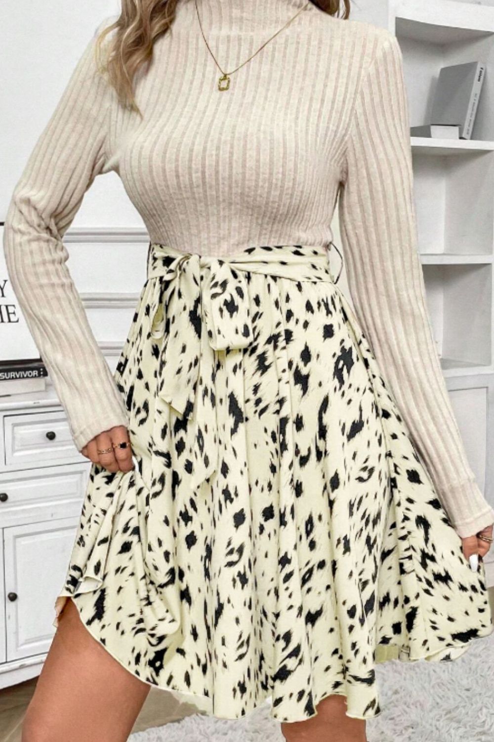 Vestido de manga larga con cuello alto, cintura con lazo y estampado
