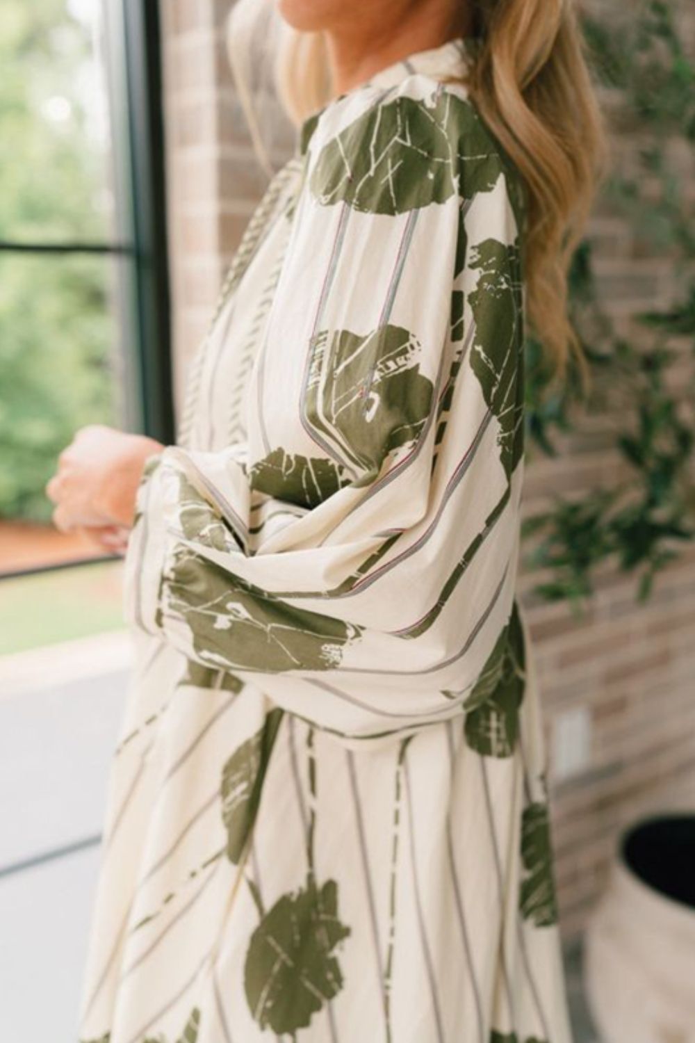 Vestido corto estampado con cuello anudado y mangas tres cuartos