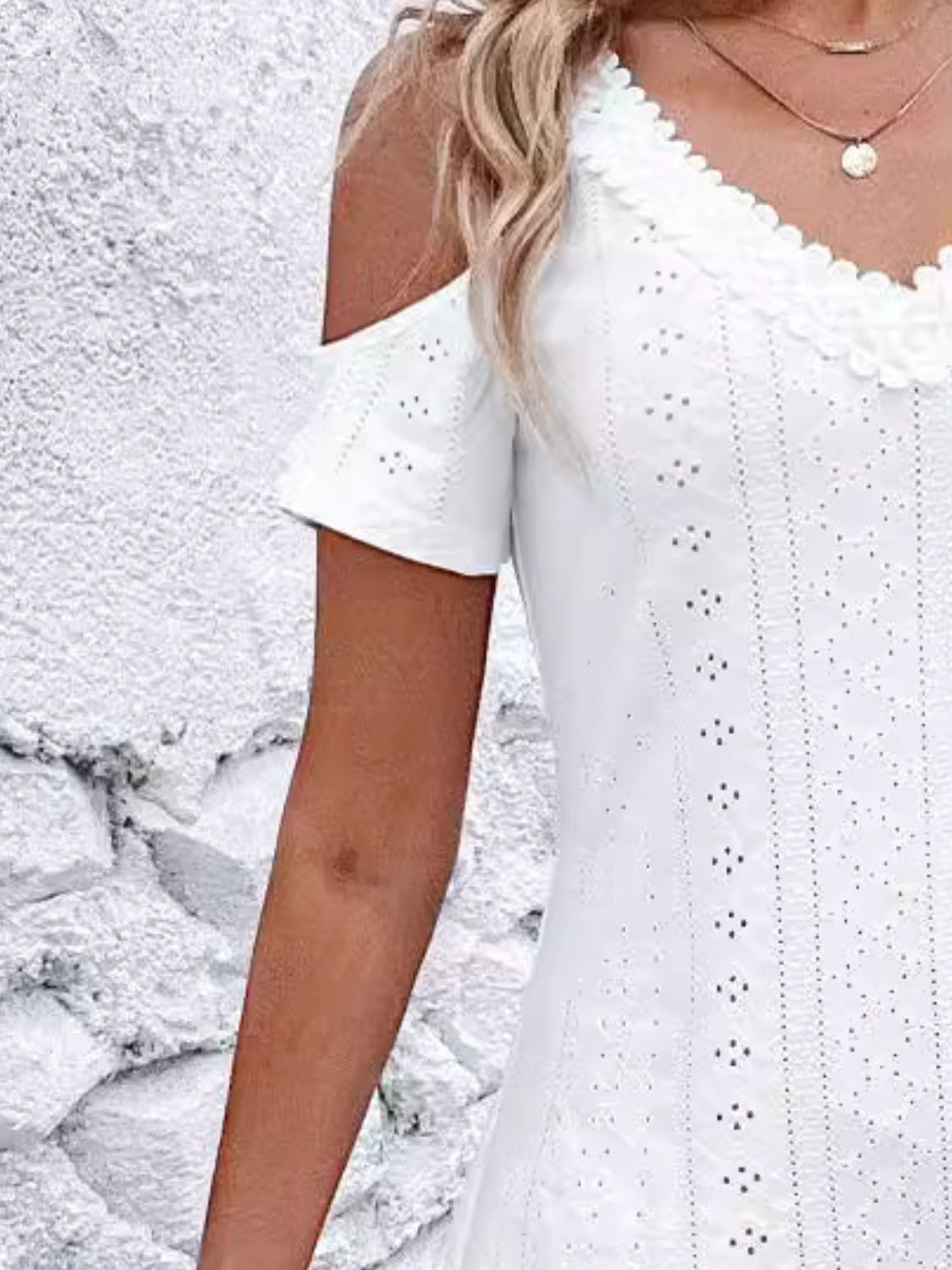 Vestido mini con escote en V y hombros descubiertos con ojales