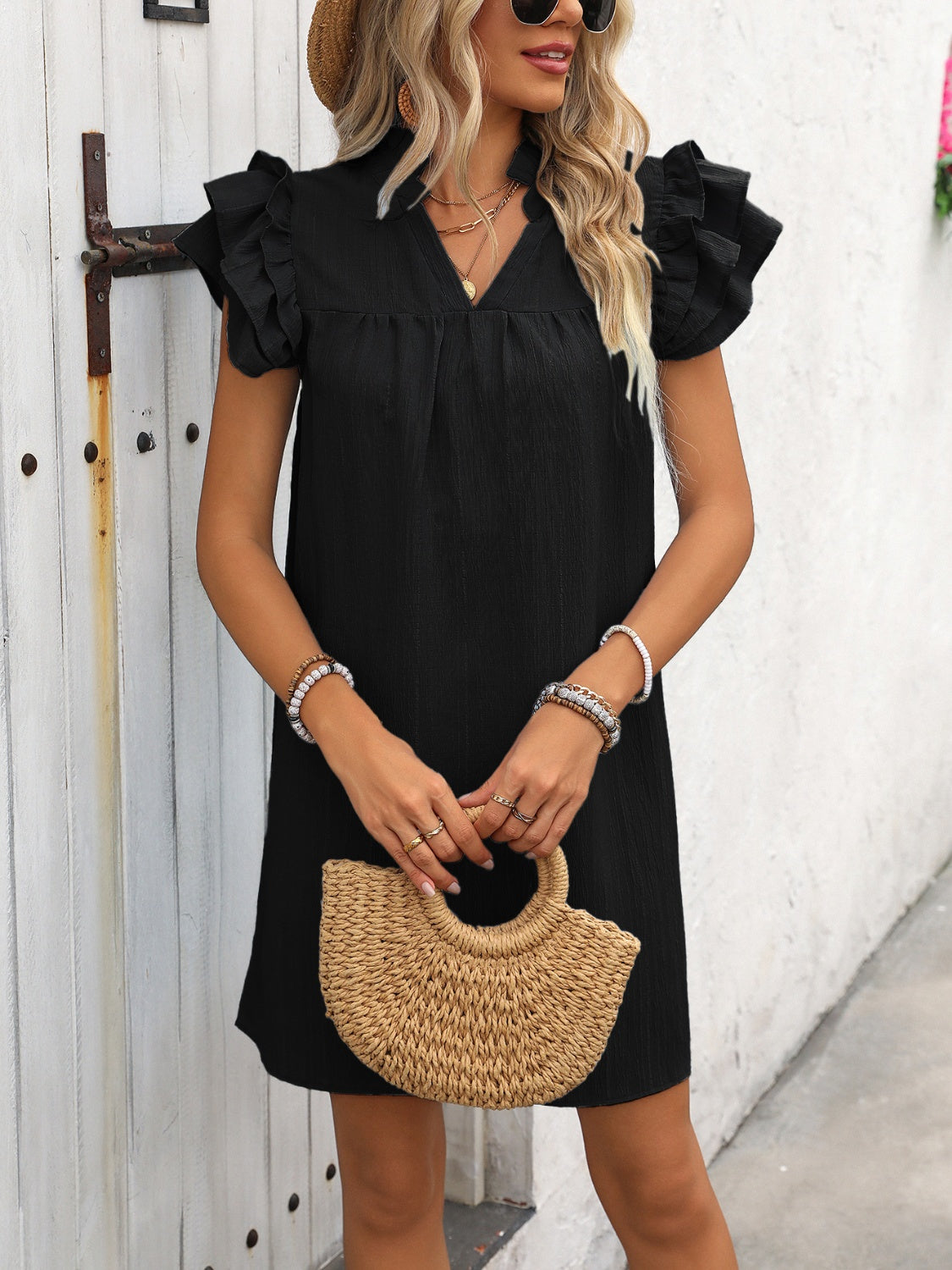 Vestido corto con mangas cortas y muescas con volantes de Ivy Lane