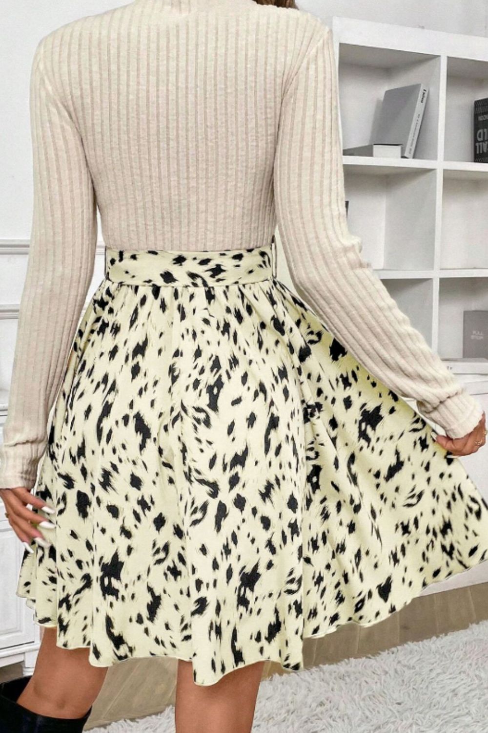 Vestido de manga larga con cuello alto, cintura con lazo y estampado