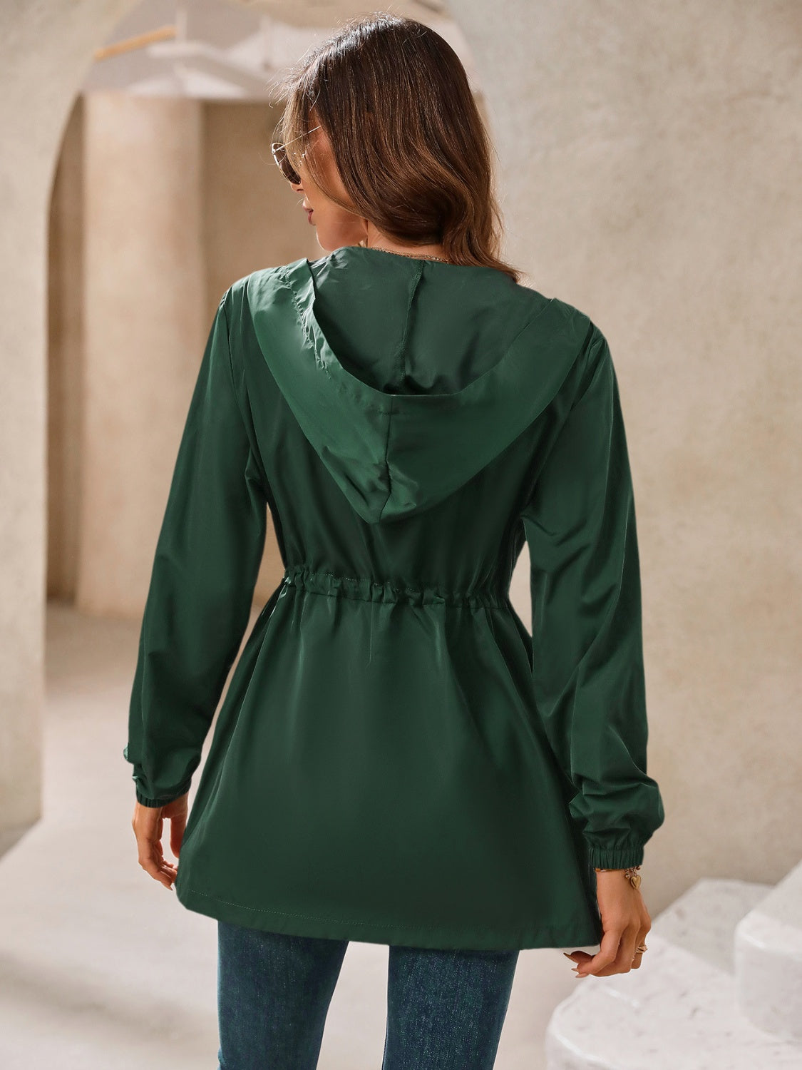 Cortavientos con capucha y manga larga impermeable para exteriores de Ivy Lane