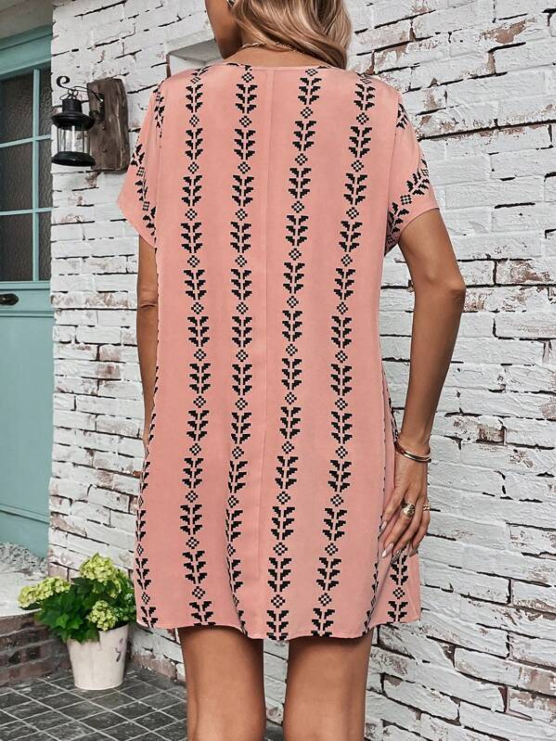 Vestido estampado de cuello redondo y manga corta
