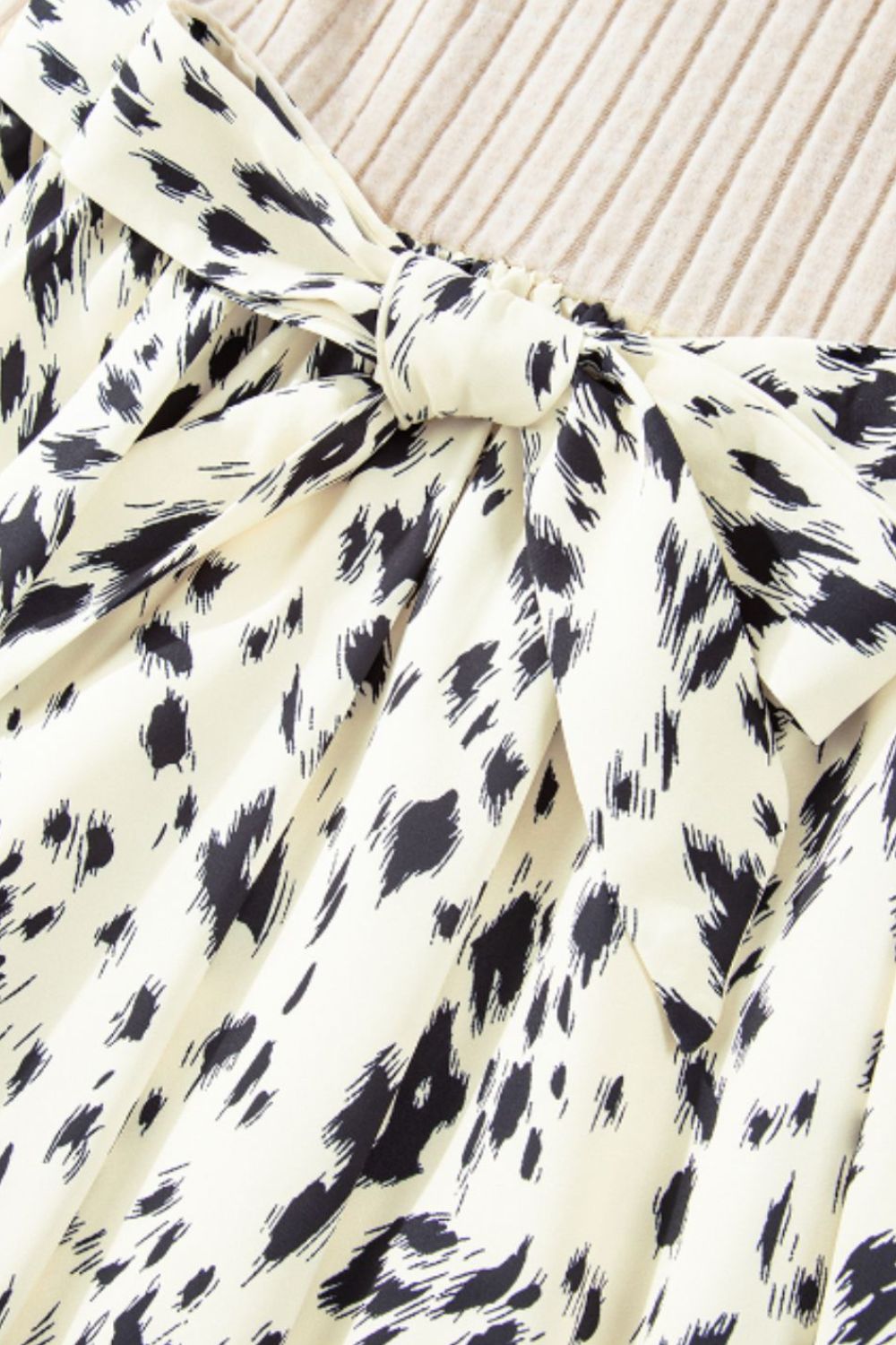 Vestido de manga larga con cuello alto, cintura con lazo y estampado