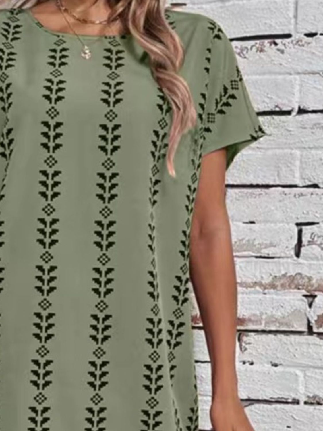 Vestido estampado de cuello redondo y manga corta