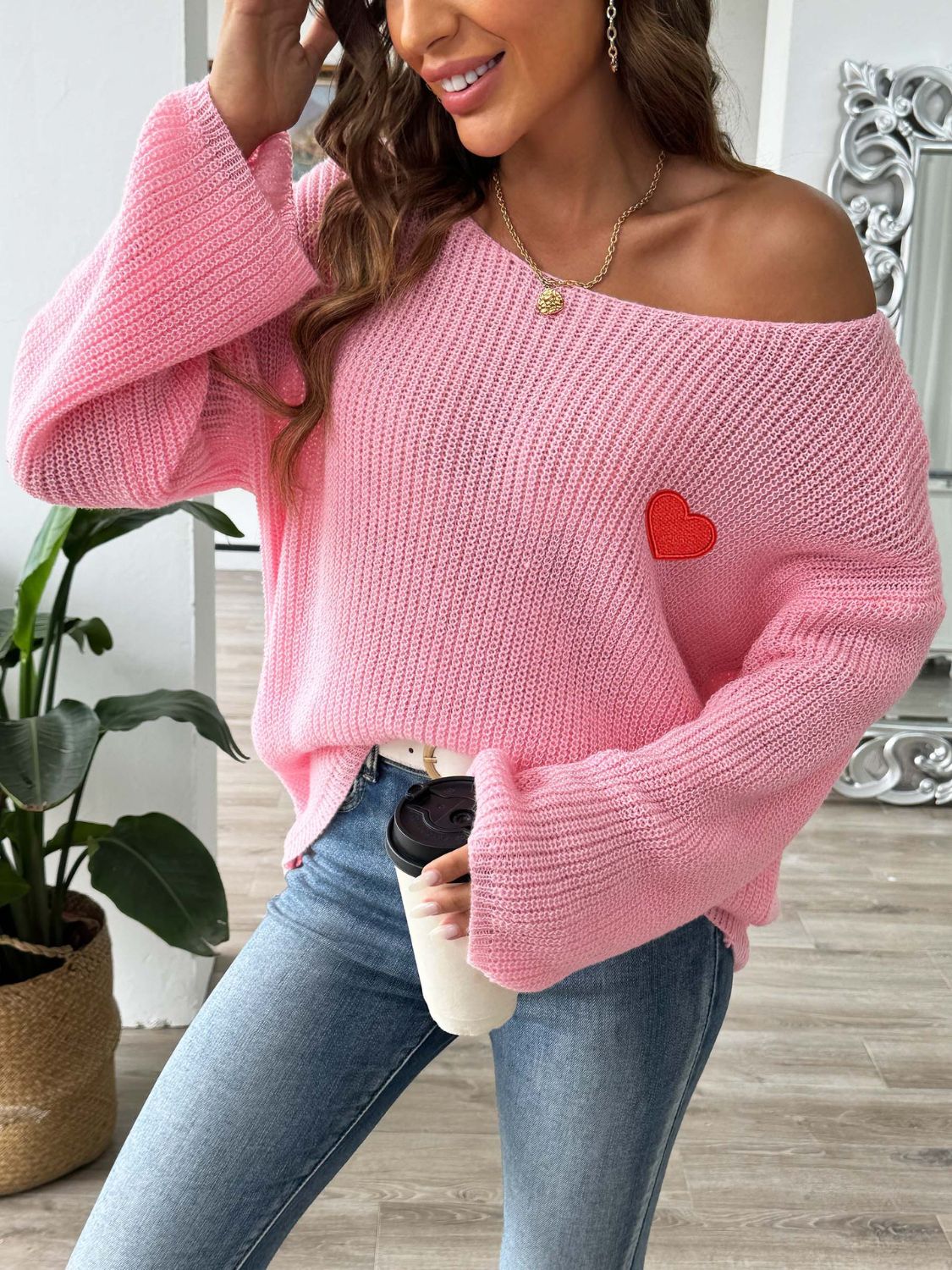 Suéter con cuello barco y hombros caídos en forma de corazón