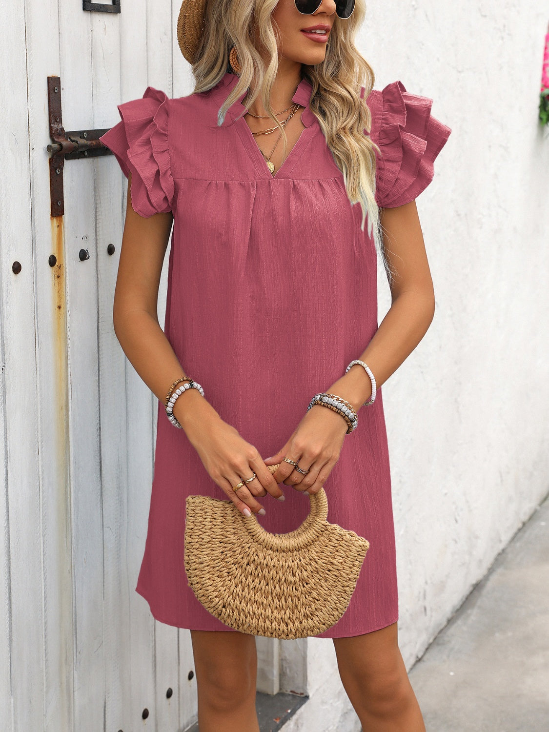 Vestido corto con mangas cortas y muescas con volantes de Ivy Lane