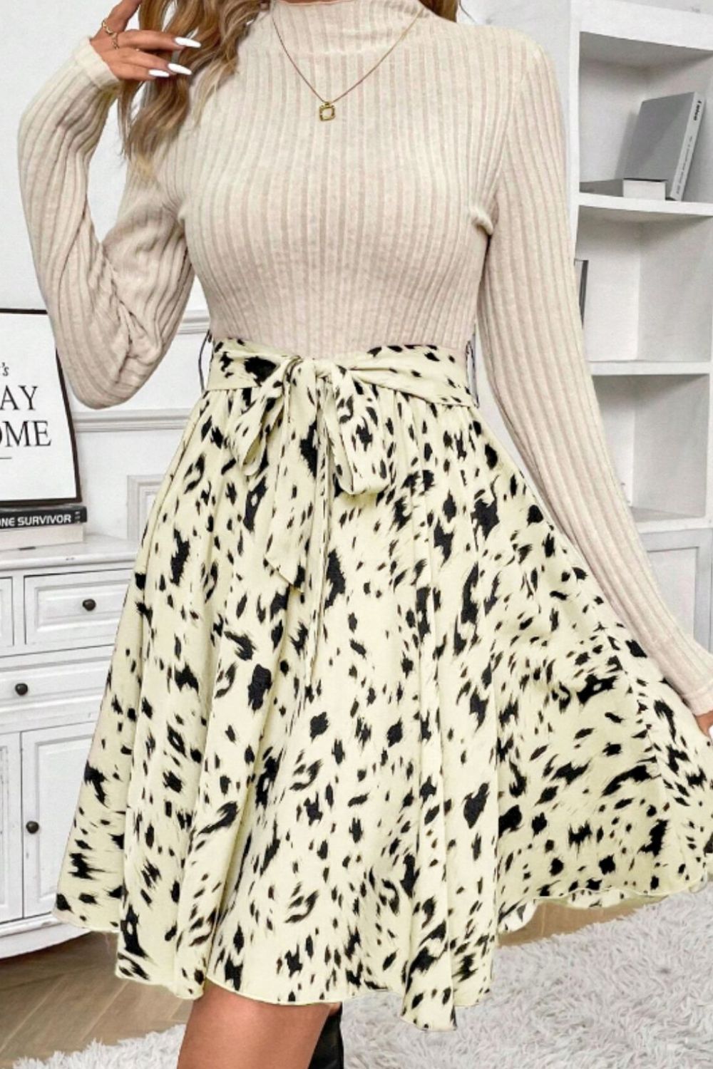 Vestido de manga larga con cuello alto, cintura con lazo y estampado