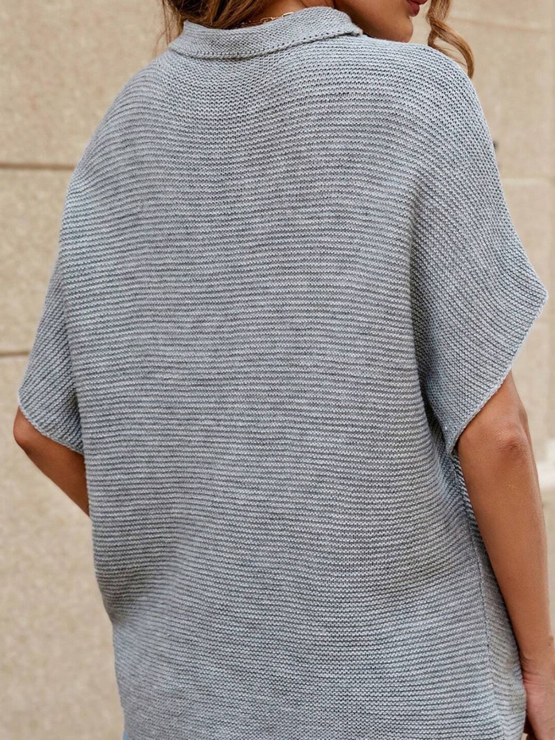 Suéter de manga corta con cuello alto