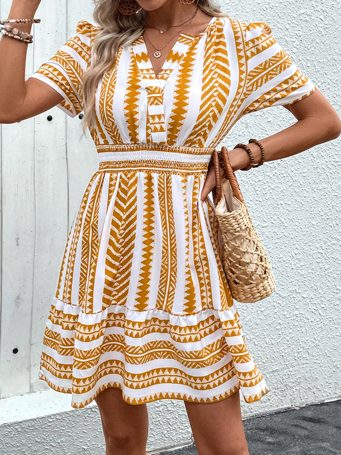 Vestido mini de manga corta con muescas geométricas Perfee