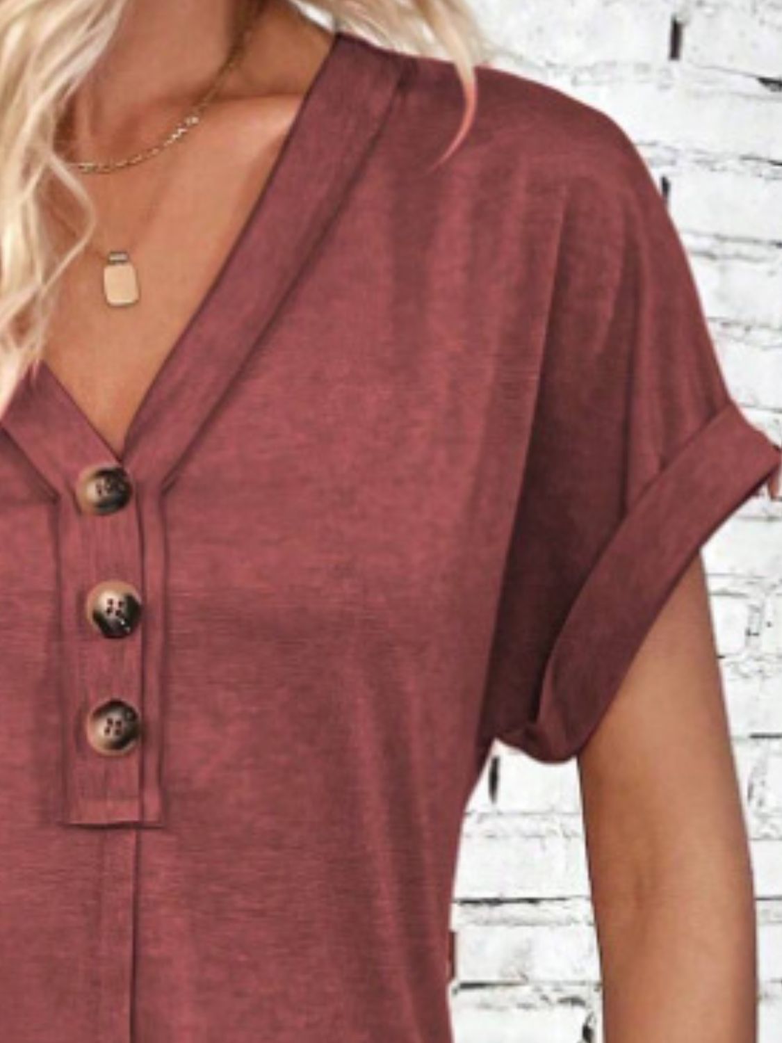 Vestido de manga corta con escote en V y botones de un cuarto