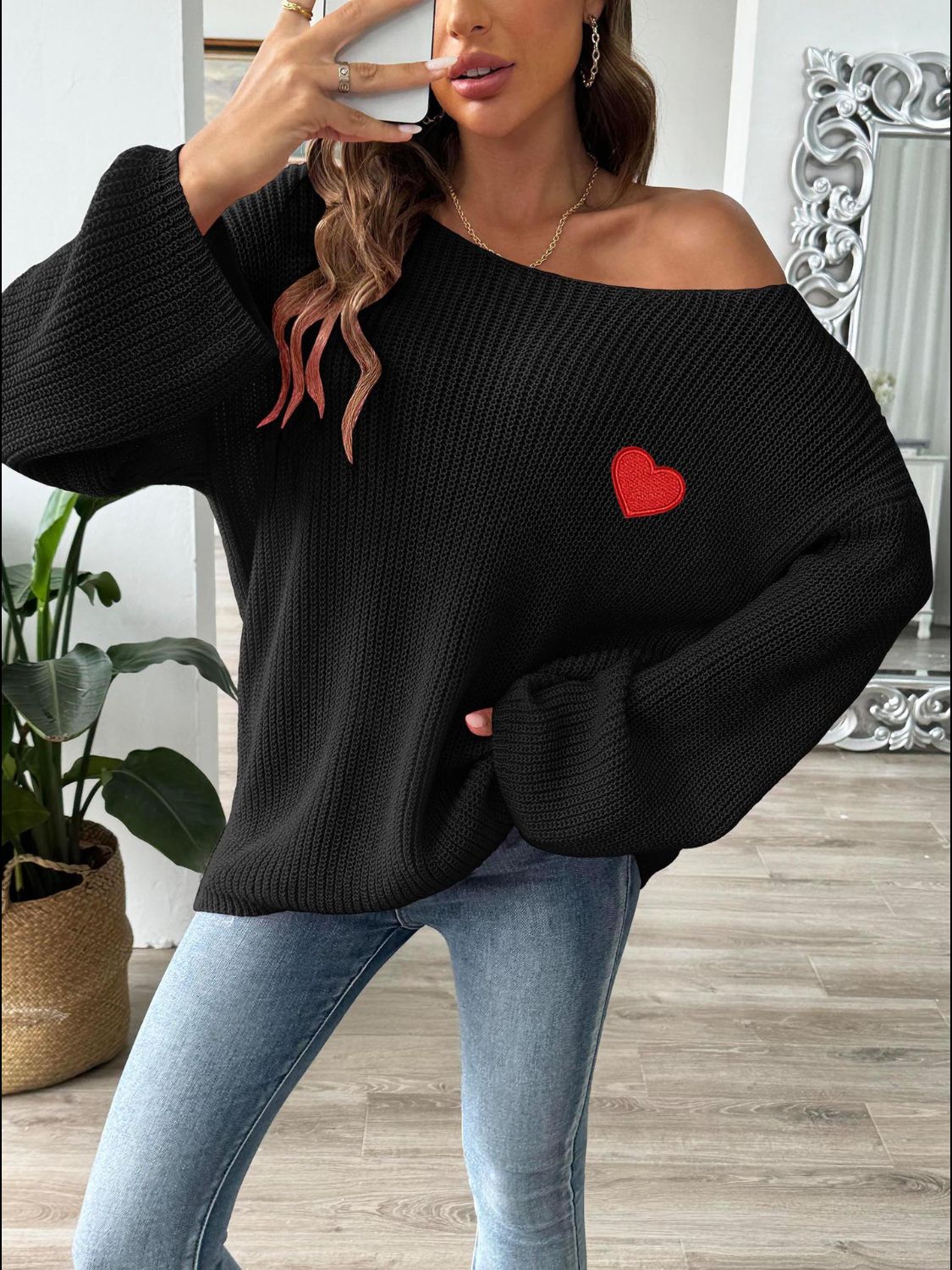 Suéter con cuello barco y hombros caídos en forma de corazón