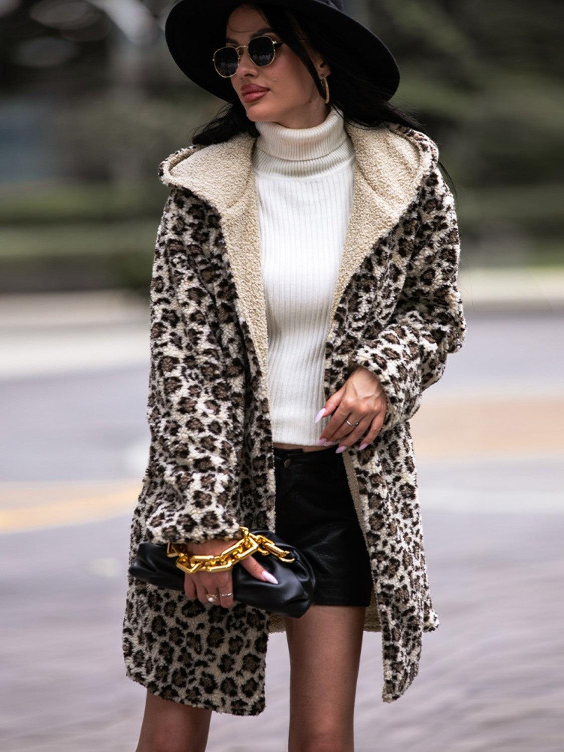 Abrigo con capucha y bolsillos de leopardo brillante