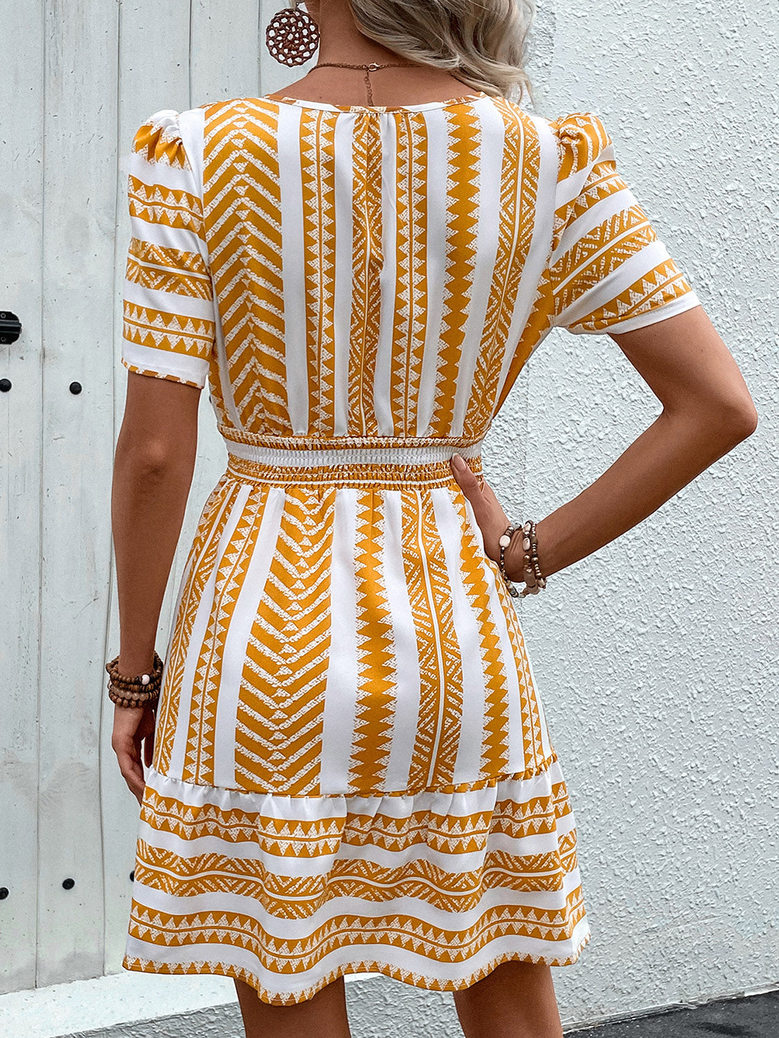 Vestido mini de manga corta con muescas geométricas Perfee