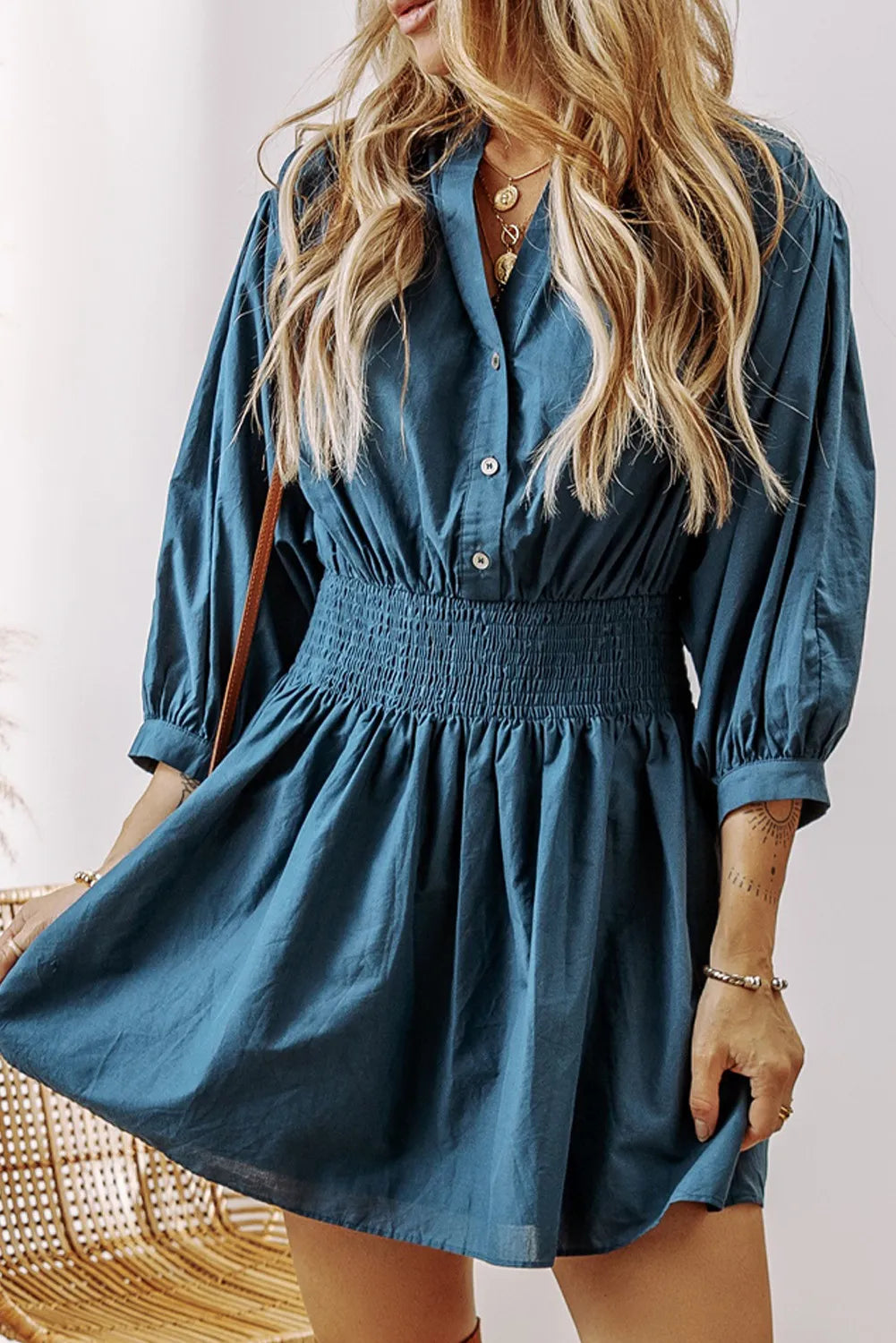 Vestido mini fruncido con mangas tres cuartos y medio botón