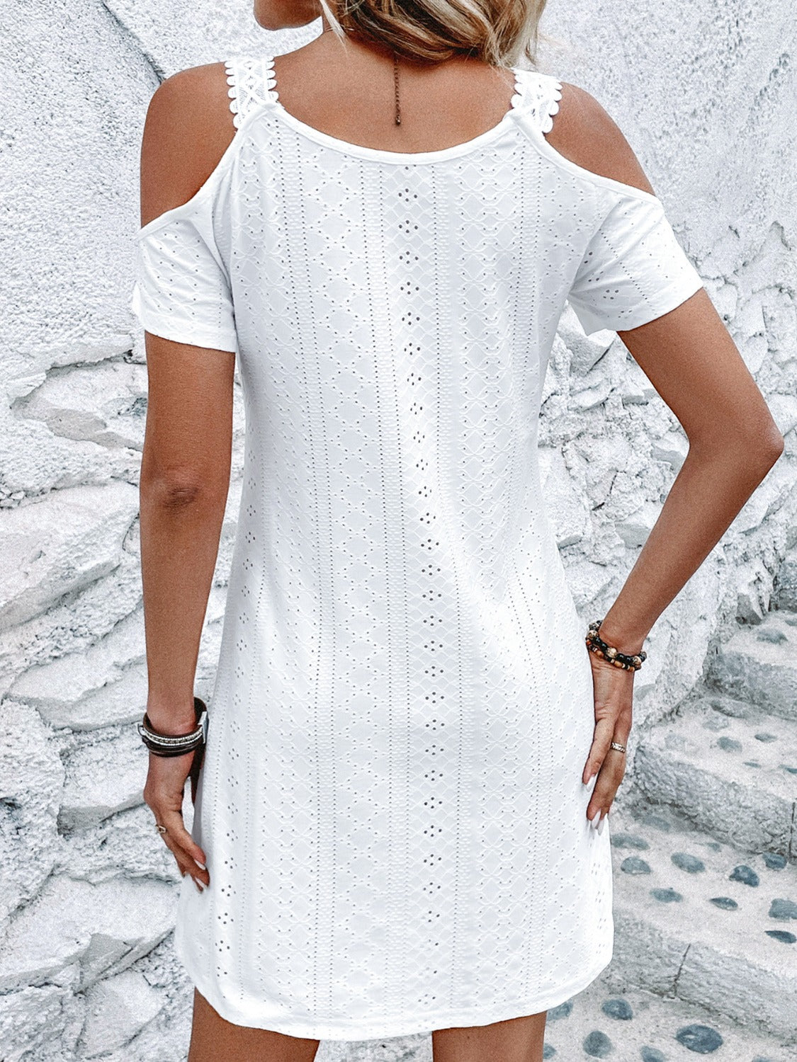 Vestido mini con escote en V y hombros descubiertos con ojales